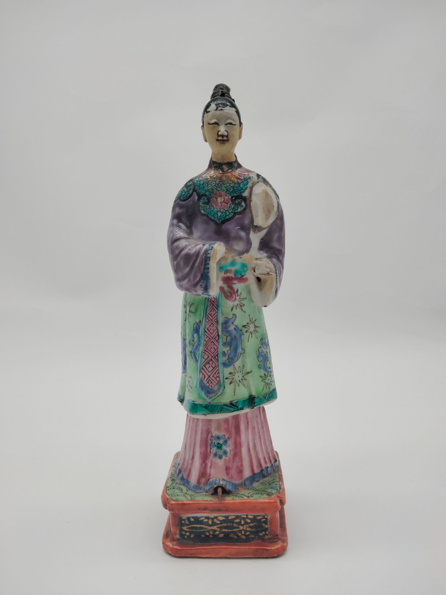 2 pieces of porcelain, China 
Including: 
- 1 celadon porcelain vase with two handles, decorated with clouds and palms on the neck. Apocryphal mark under the base. Height : 13,5 cm. Accidents, broken glued, handles restored.  
- 1 statuette of an immortal with polychrome decoration. Inventory number inscribed under the base. Height : 25 cm. Accidents, missing parts and restorations.
