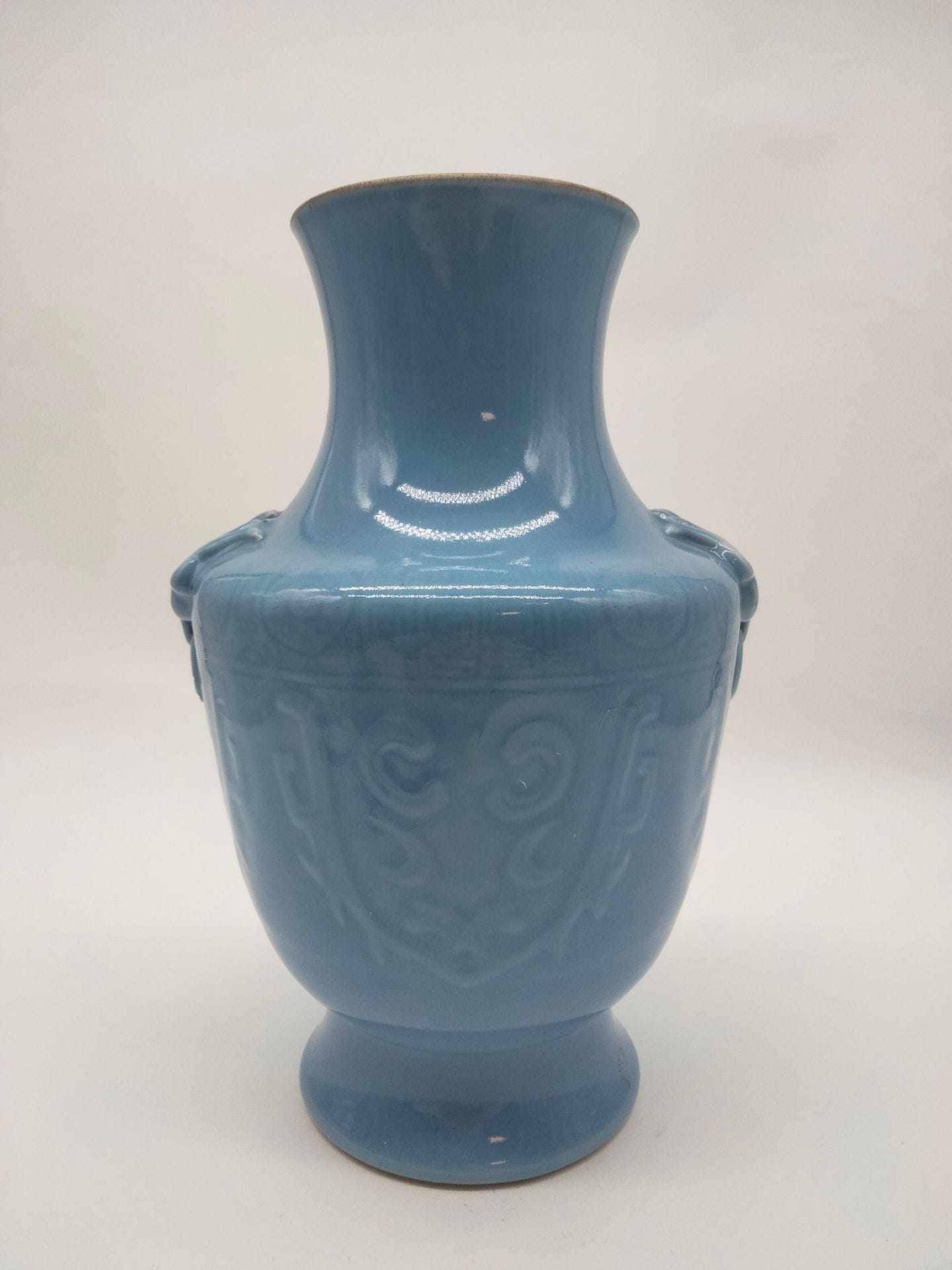 Vase en porcelaine émaillée bleue, Chine, XXe siècle 
Les anses à motif archaïsants. Marque sous la base. 
Hauteur : 32 cm 
Eclat.