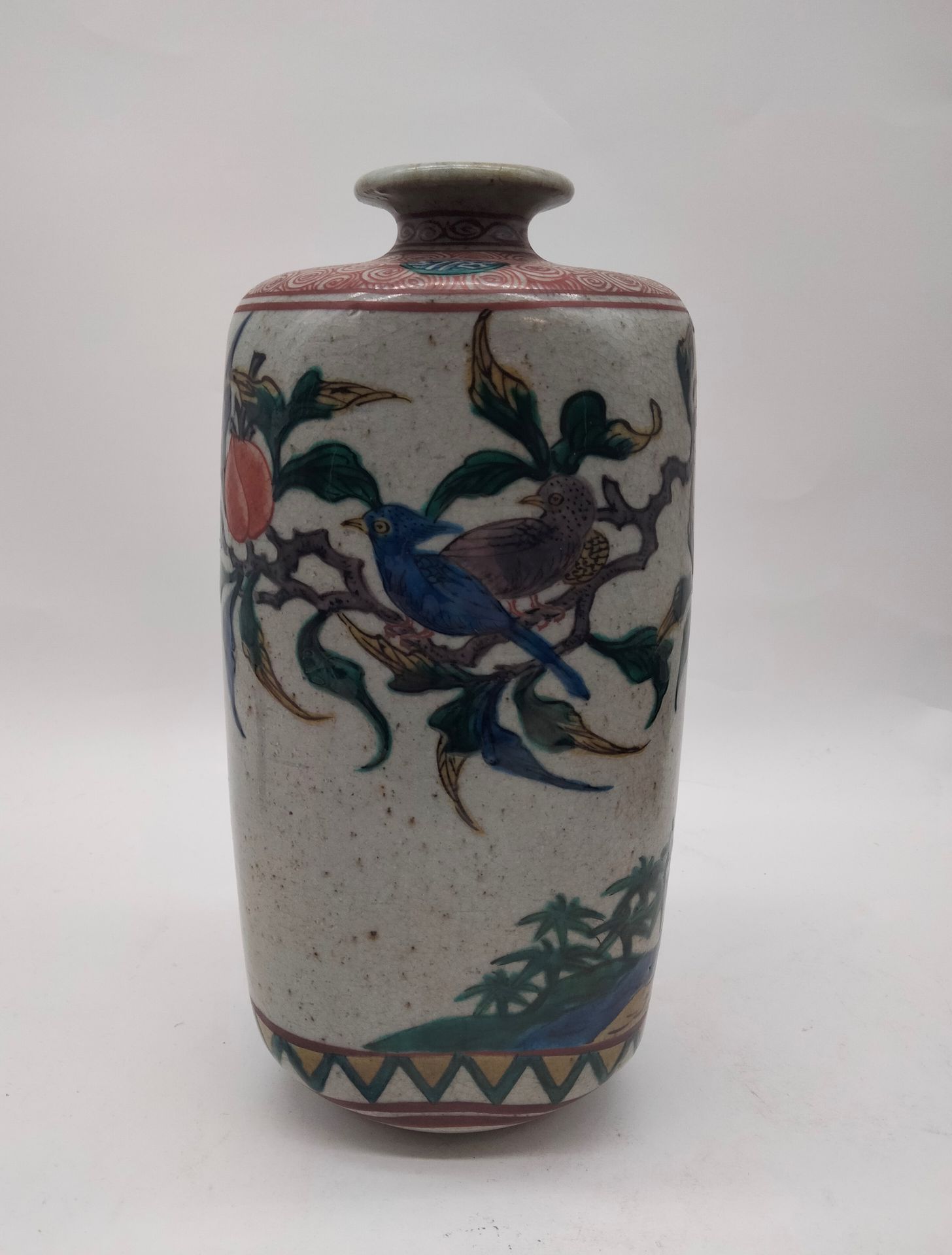 Porcelain tokkuri bottle vase, Japan, Kutani kilns, 19th century 
With polychrome enamelled decoration of birds among the branches of peach trees. 
Height : 26 cm