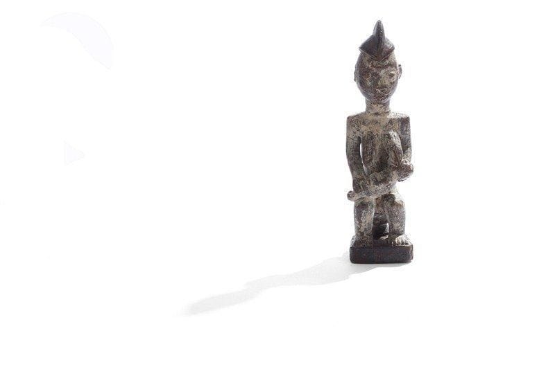 Statuette AFO (Nigeria). Maternité, femme donnant le sein, enfant goulu. Superbe patine d'usage brillante. H : 23 cm.