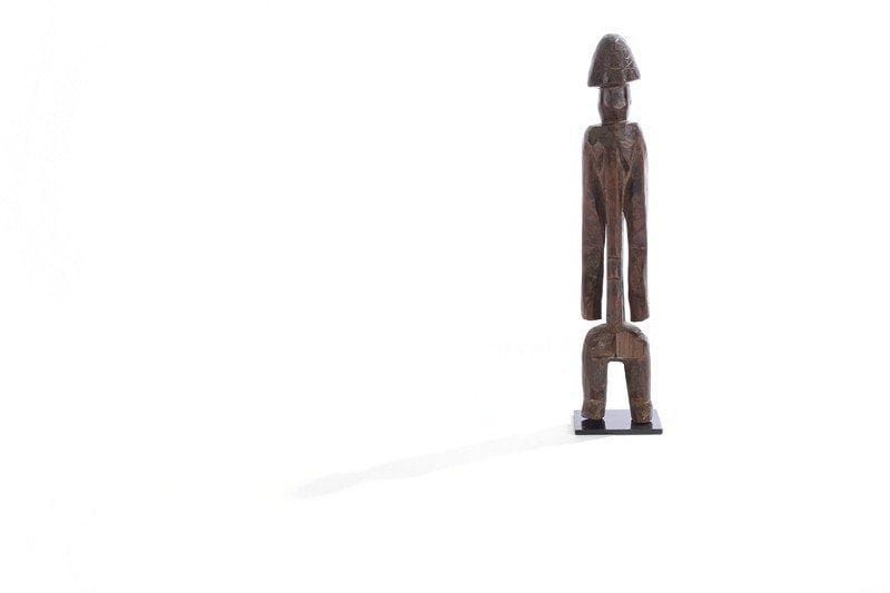 Statuette MUMUYE (Nigeria). Sculpture élancée, les bras fins le long du corps en forme de lame, scarifié, statue sexuée, rare chez cette ethnie, les seins finement incisés, petites jambes, tête en casque, scarifiée. Petit manque au bassin montrant la belle ancienneté de la statue. Patine brune de belle ancienneté. H : 40,5 cm. Provenance : récoltée in situ en 1981. Ancienne collection du Dr D., Paris.