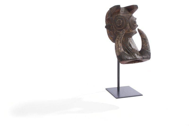 Masque BWA (Burkina Faso). Masque phacochère, bois à patine brune croûteuse, pigments rouges et blancs. H : 38 cm.