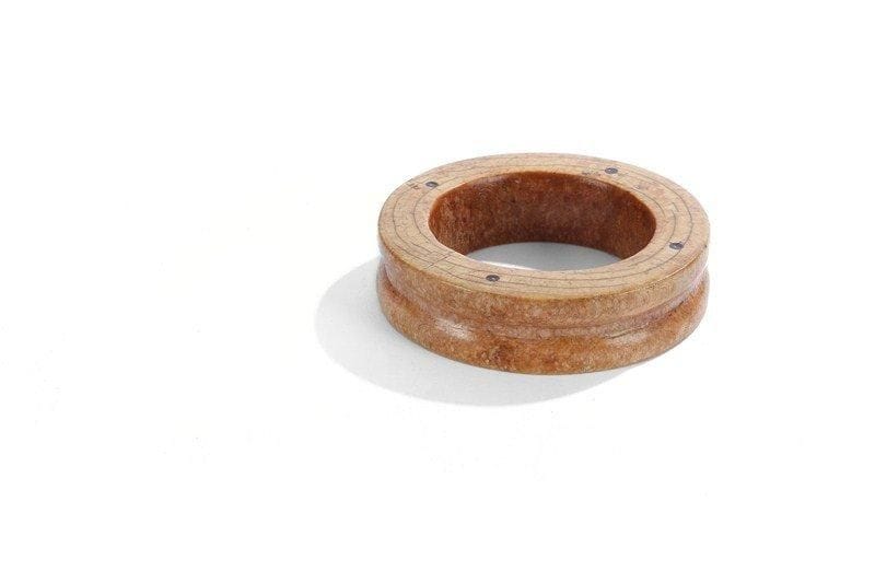 Bracelet DINKA (Soudan). Ivoire à belle patine d'usage blonde et brun rouge. Inclusions de corne. Epaisseur : 3 cm - D : 12 cm.