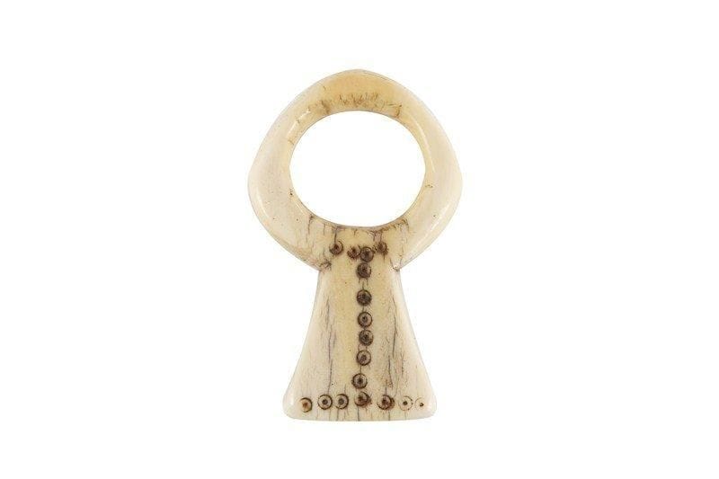 Bague DINKA (Soudan). Ivoire à belle patine ancienne blonde, pyrogravé, belle usure de portage. L : 5 cm. Provenance : Felicia Dalossuin, galerie Argiles, Paris.