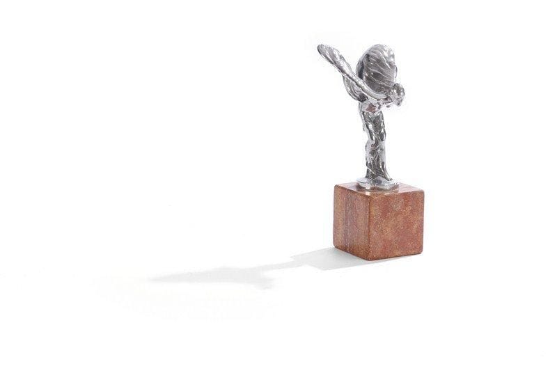 Charles Robinson SYKES
Spirit of Ecstasy ou Flying Lady. Modèle 1911 Bouchon de radiateur argenté pour Rolls Royce sur socle marbre. H : 15,5 cm.