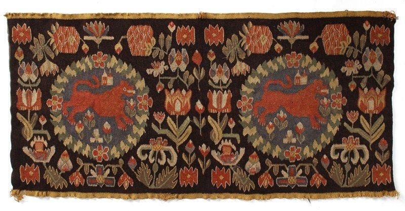 Tapisserie en laine dite «Agedyna» à motif de lions dans des réserves rondes feuillagées. Skâne, Suède,  XIXe siècle. 50 x 96 cm. Petits accidents