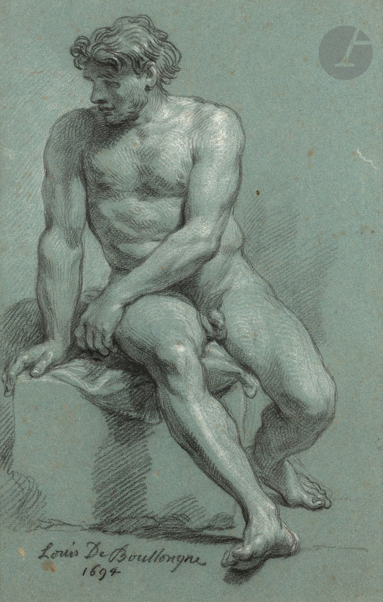 Louis de BOULLOGNE (Paris, 1654 - 1733)
Académie d’homme assis, 1694
Pierre noire et rehauts de craie blanche sur papier bleu.
Signé et daté en bas à gauche : « Louis De Boullongne 1694 ».
(Quelques rousseurs).
47 x 29,3 cm


Dans son introduction aux Cahiers du Dessin Français consacré à Louis de Boullogne, Antoine Schnapper conclut sa démonstration de cette phrase, qui convient parfaitement à notre dessin : « Dès qu’il dépasse le stade des premiers projets de composition, où le contour se perd dans un lacis de lignes stabilisées par les rehauts, Louis de Boullogne cerne ses figures d’un trait décidé, qui rappelle l’assurance de Le Brun ou, au-delà, de Vouet, voire d’Annibal Carrache. » (A. Schnapper et H. Guicharnaud, Louis de Boullogne 1654-1733, « Cahiers du Dessin » Français n° 2, Éditions Galerie de Bayser).
Cette académie signée en plein est datée de 1694, l’année où Louis de Boullogne est nommé professeur à l’Académie. Il est probable qu’elle servit de prototype pour les élèves. On y retrouve les qualités décrites par Schnapper, ainsi que ses caractéristiques techniques typiques, avec l’utilisation de la pierre noire et des rehauts de blanc sur papier bleu. Le Louvre conserve un fonds de 163 dessins par l’artiste acquis en 1846. La galerie Colnaghi a dispersé en 1955-56 un album d’académies datées de 1698 à 1713. Fils de Louis Boullogne l’Aîné et frère de Bon Boullogne, Louis de Boullogne le Jeune remporte le Grand Prix de l’Académie en 1673. Il est envoyé au palais Mancini comme Pensionnaire du roi et rentre en France en 1679. Il instaure un style suave, à la fois élégant et ferme, et sera très souvent comparé au Dominiquin Comblé de commandes tout au long de sa carrière, il fait fortune et cesse pratiquement de peindre à partir de 1715. Il est anobli en 1724 et nommé Premier Peintre du roi en 1725.