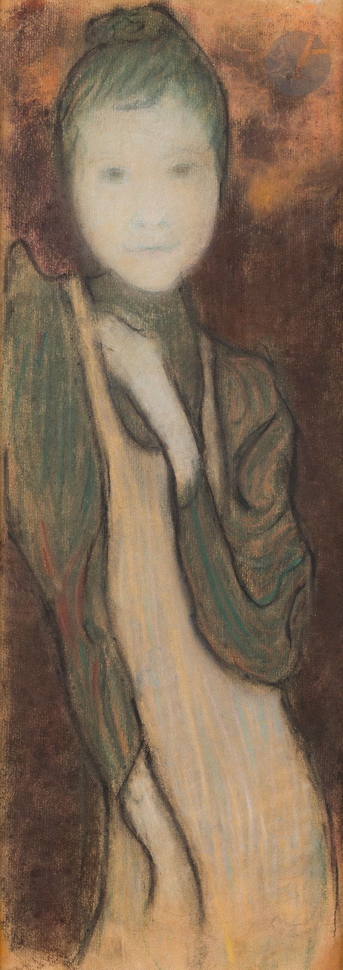 Maurice DENIS (Granville, 1870 - Paris, 1943)
L’Intruse, vers 1891
Pastel sur papier marouflé sur carton.
Signé et dédicacé au verso : « Maurice Denis à M. Hirsch ».
52,1 x 20,1 cm

Provenance :
- Ancienne collection Charles-Henri Hirsch (1870-1948), poète, dramaturge et romancier.
- Ancienne collection Pierre Moussa (1922-2019), Paris.
- Vente anonyme, Pierre Bergé et Associés, Paris, Hôtel Drouot, 23 octobre 2019, n° 20.

Un certificat de Madame Claire Denis sera remis à l’acquéreur.

L’Intruse est un drame en trois actes par Maurice Maeterlinck, écrit en 1890. La pièce est créée le 20 mai 1891 au Théâtre d’Art fondé par Paul Fort, dans une mise en scène de Lugné-Poe. Les décors sont de Vuillard et le programme illustré par Sérusier. Notre pastel représente Ursule, une des trois filles du drame annonçant la tragédie à venir.
On peut rapprocher notre pastel d’un dessin, projet de frontispice pour le programme de la pièce, qui sera publié dans La Plume le 1er septembre 1891. La figure d’Ursule avec sa silhouette sinueuse est similaire à celle à gauche dans le projet (conservé au musée Van Gogh à Amsterdam), où l’on reconnaît les trois sœurs avec le père et l’oncle à droite et l’aïeul aveugle assis au fond. Maurice Denis en fit un tableau (120 x 80 cm) qu’il détruisit par la suite, gardant le fragment des Deux sœurs (Amsterdam, musée Van Gogh). Notre pastel est sans doute une préparation intermédiaire pour ce tableau disparu. Maurice Denis était un admirateur de Maeterlinck, ainsi que son épouse. Il rapporte dans son Journal en octobre 1891, à propos de sa femme Marthe lisant La Princesse Maleine créée par Maeterlinck en 1890 : « Elle relit La Princesse Maleine jusqu’à deux heures de la nuit. Elle est pâle, énervée, caressante… ». Le pouvoir évocateur des pièces de Maeterlinck semblait à Denis être en parfaite correspondance avec ses lignes calmes et sinueuses qui le caractérisent.
Notre dessin est dédicacé au poète Charles Henri Hirsch (1870-1948), qui fut un ami proche de Paul Fort.