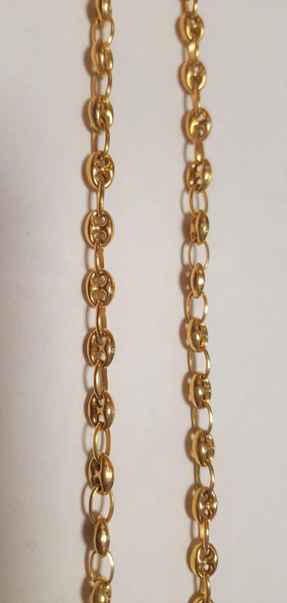 Chaîne maillons grains de café, en or (18K). Poids : 15 g

(Etui CHAPUT joint)