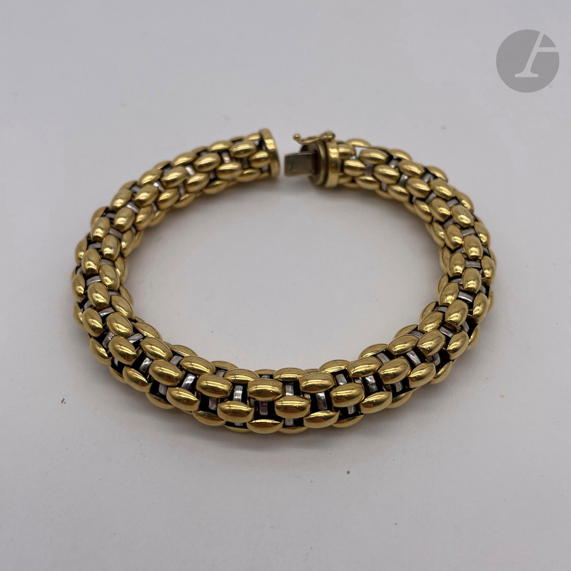 Bracelet souple tubulaire 2 ors (18K). Poids : 38,8 g

(Accidents)