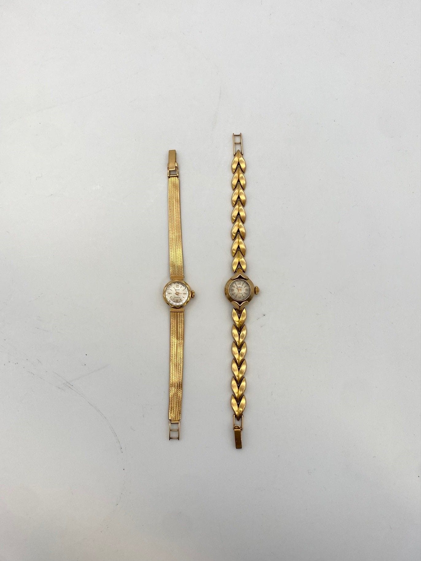 2 montres de dame ZEDON, rondes, en or (18K). Poids brut: 37,4 g