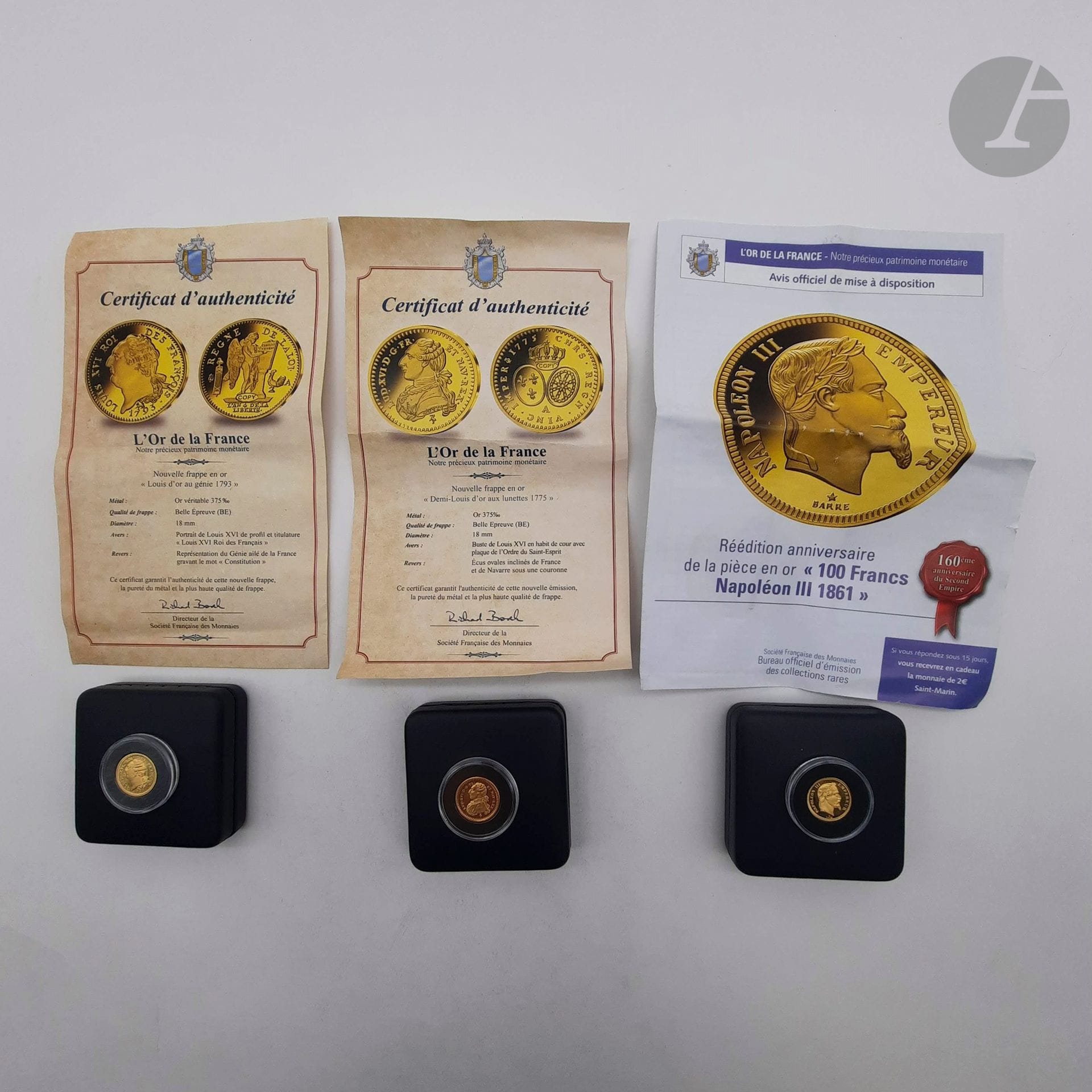 3 pièces en or (9K). Nouvelles frappes. Socété française des Monnaies. Poids : 5,7 g

- 1 pièce en or (9K);  Louis XVI roi des français / Ecus ovales. Diam: 1,8 cm. Poids: 1,9 g

- 1 pièce en or (9K); Buste de Louis XVI / Génie ailé. Diam: 1,8 cm. Poids: 1,9 g

- 1 pièce en or (9K); 100 F Napoléon III tête laurée 1861. Diam: 1,8 cm. Poids: 1,9 g



Etuis et certificats joints