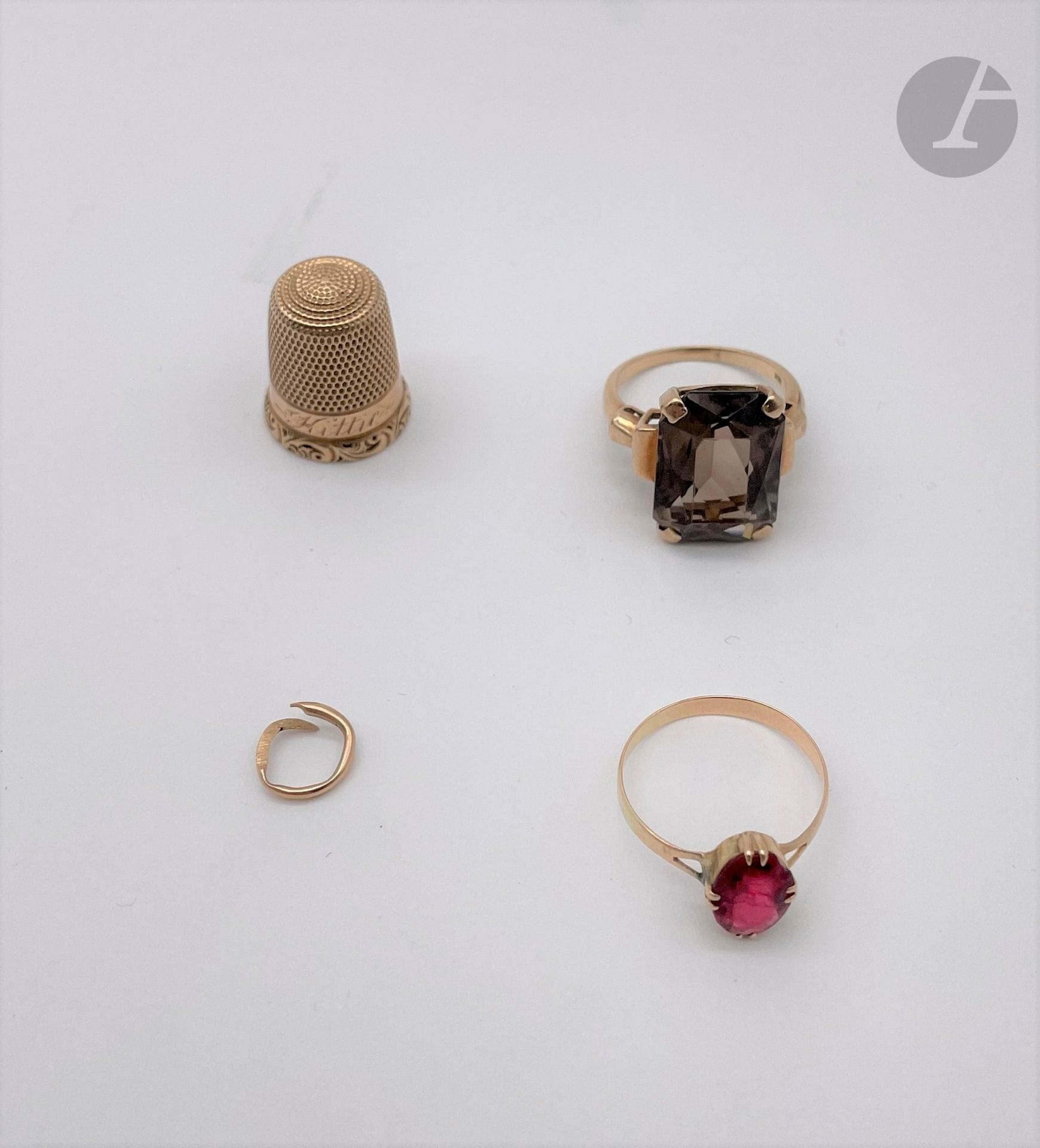 Lot de bijoux et bris d'or (9K). Poids brut: 11,5 g 

- 1 dé à coudre. Poids: 3,6 g

- 1 bague, groose pierre rectangulaire (T 56). Poids brut: 6,3 g

- 1 bague pierre rouge. Poids brut : 1,3 g

- 1 anneau ouvert.