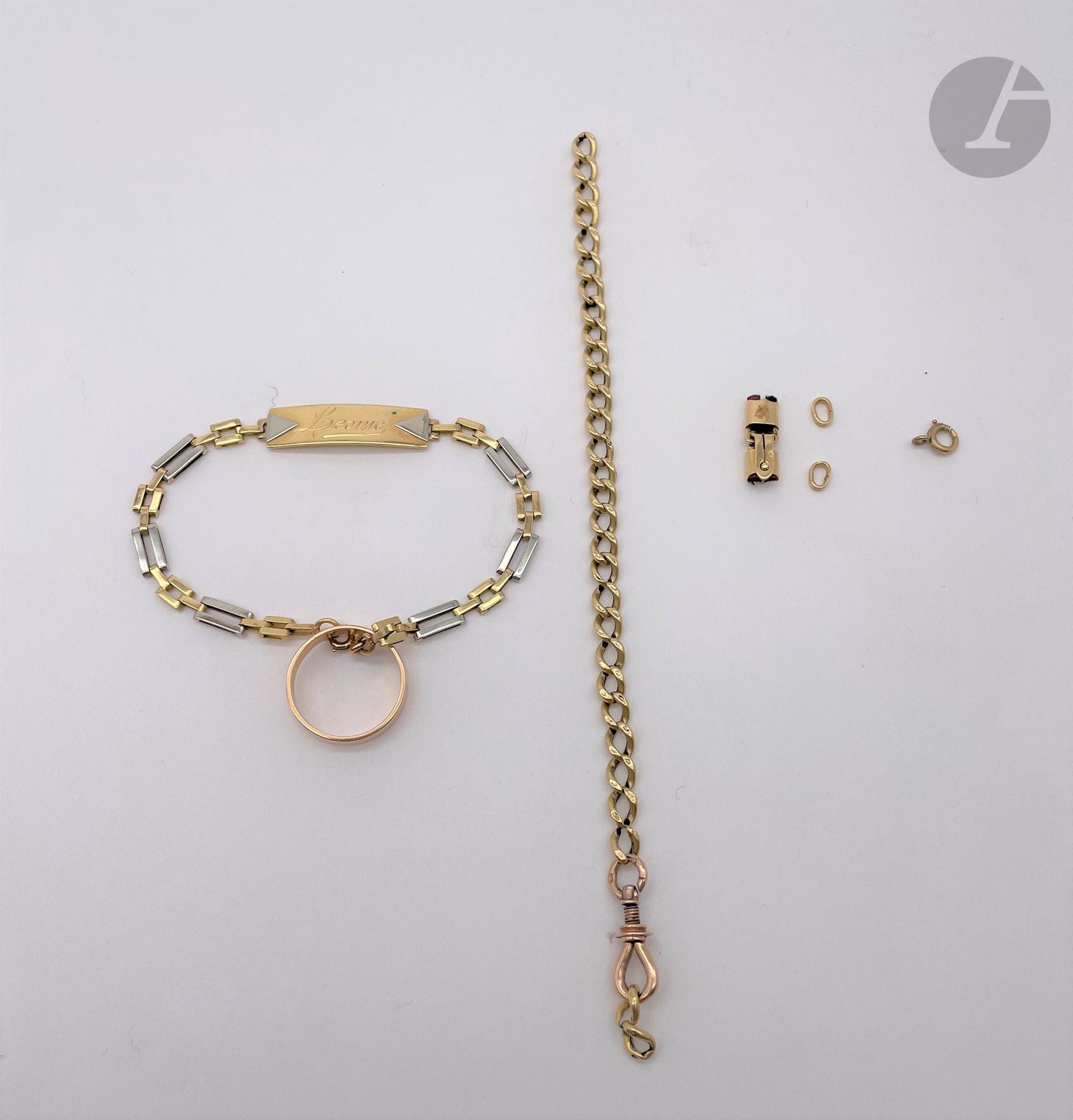 Lot de bijoux en or (18K). Poids brut: 17,2 g

- 1 bracelet souple (accident) et maillons. Poids: 4,7 g

- 1 gourmette identitaire 2 ors. Poids: 7,9 g

- 1 large anneau. (T 54). Poids : 3 g

- 1 fermoir de montre. Poids brut: 1,68 g