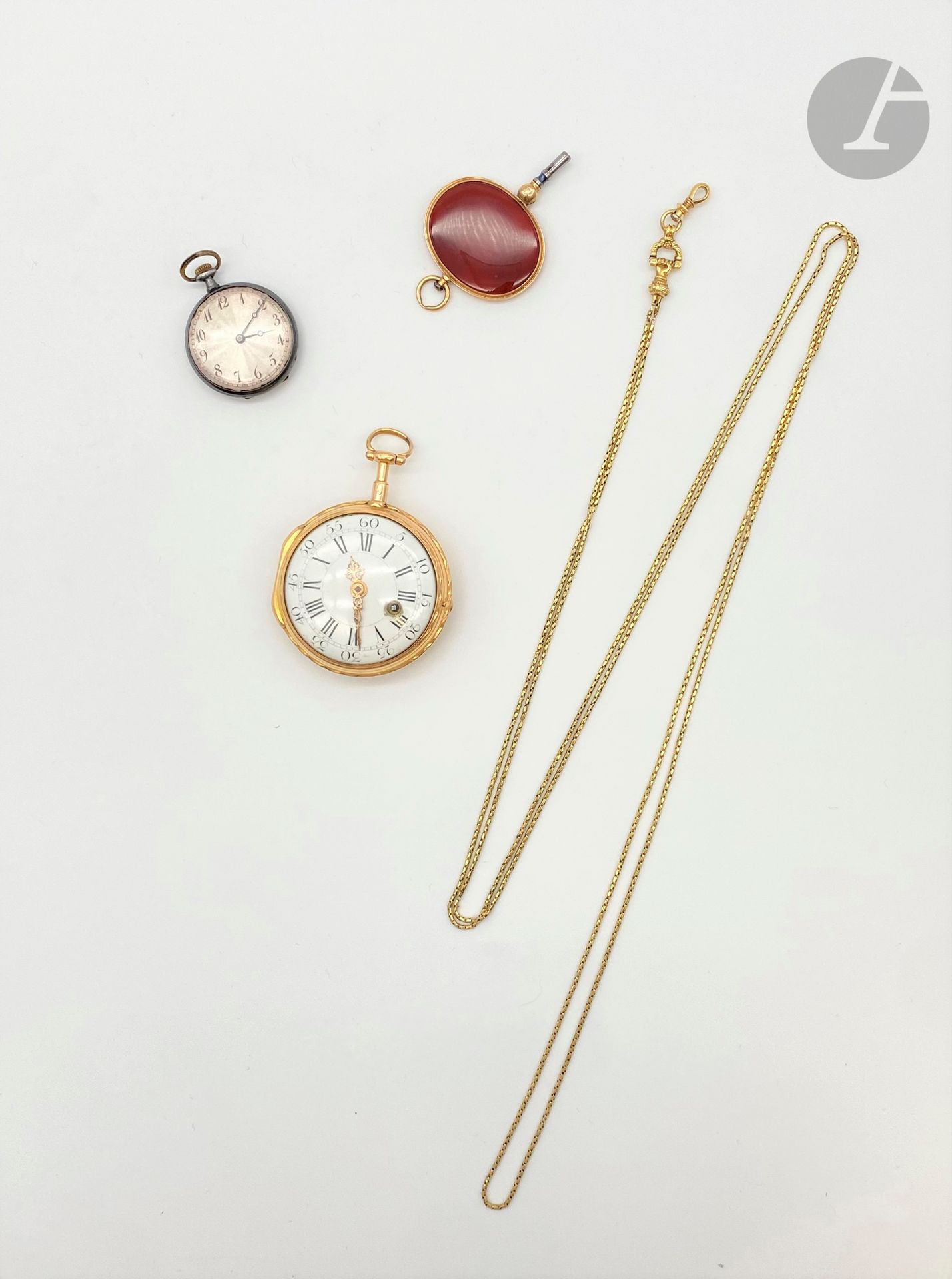 Montre de poche GOSSELIN chiffrée, en or (18K), une clé en or (18K) et cornaline et une chaîne gilétière en or (18K) Poids brut : 97 g



On joint une montre de col en acier.