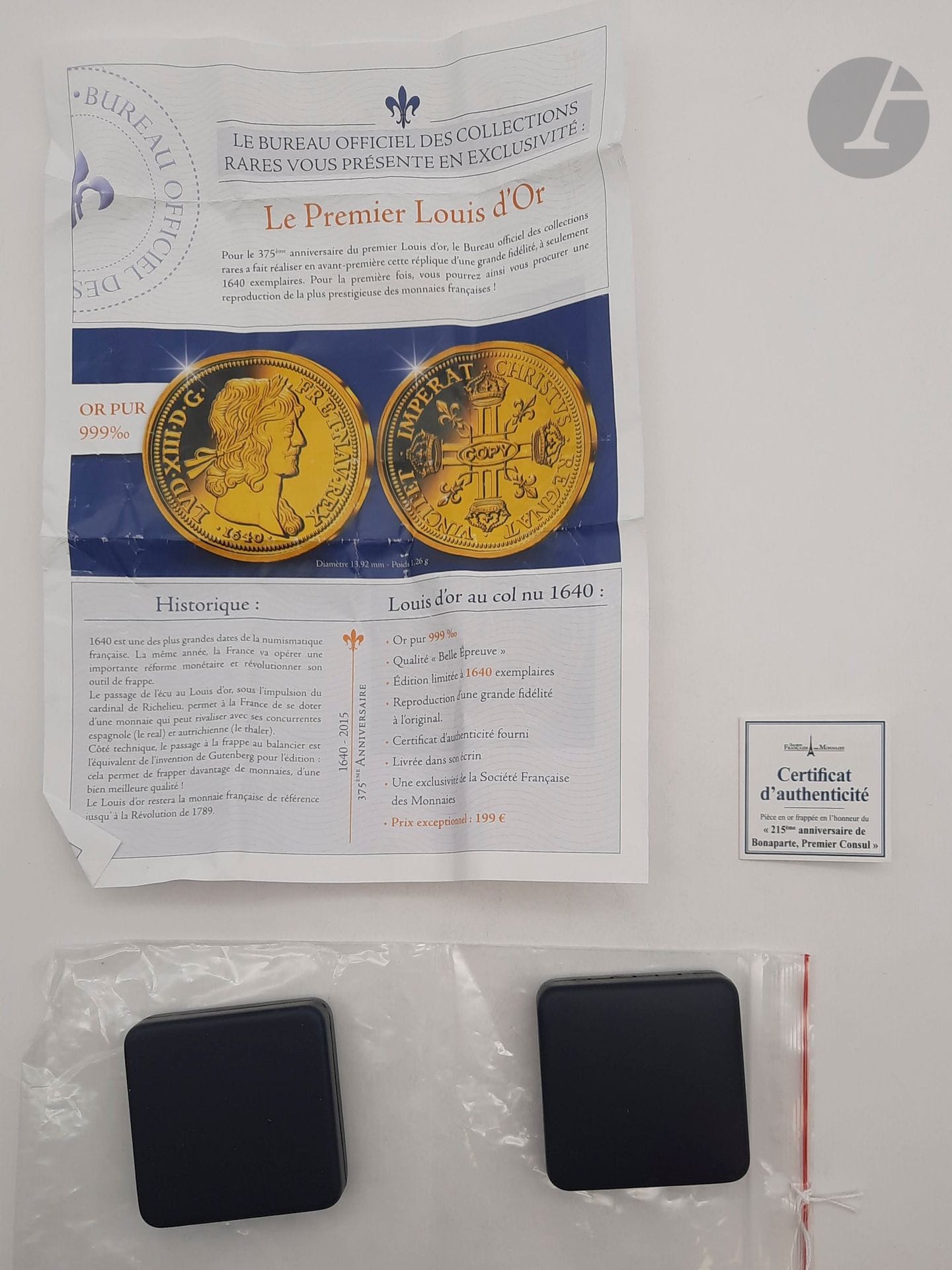 2 pièces en or (24K) de la Société Française des Monnaies

- Réédition du "10 Louis d'or au col nu " Poids 3.15 g

- Réédition du 20 francs Bonaparte Premier Consul  1.23 g

Avec leurs certificats