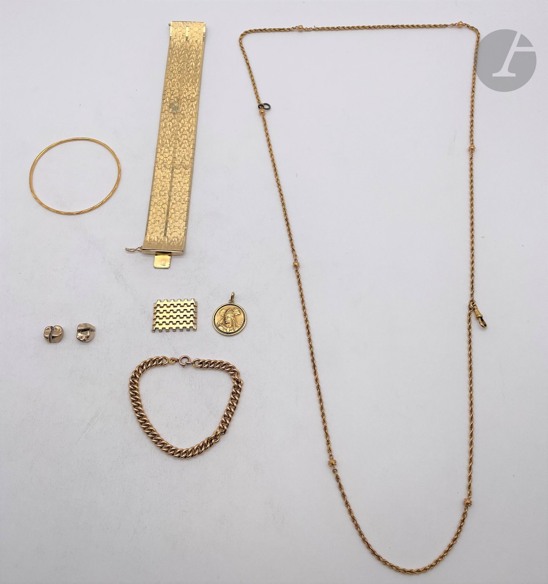 Lot de bijoux et bris d'or. Poids brut : 30,5 g 

- un sautoir en or (18K), maillons torsadés (attaches en métal)(Longueur : 51 x2). Poids brut: 13,5 g

- 1 médaille "Gaullois" en or (18K) sertie métal. Poids brut: 3 g

- 1 bracelet jonc en or (18K). Poids 8 g

- or dentaire (14K). Poids: 6 g



On joint un large bracelet ruban et un bracelet gourmette, en métal doré.