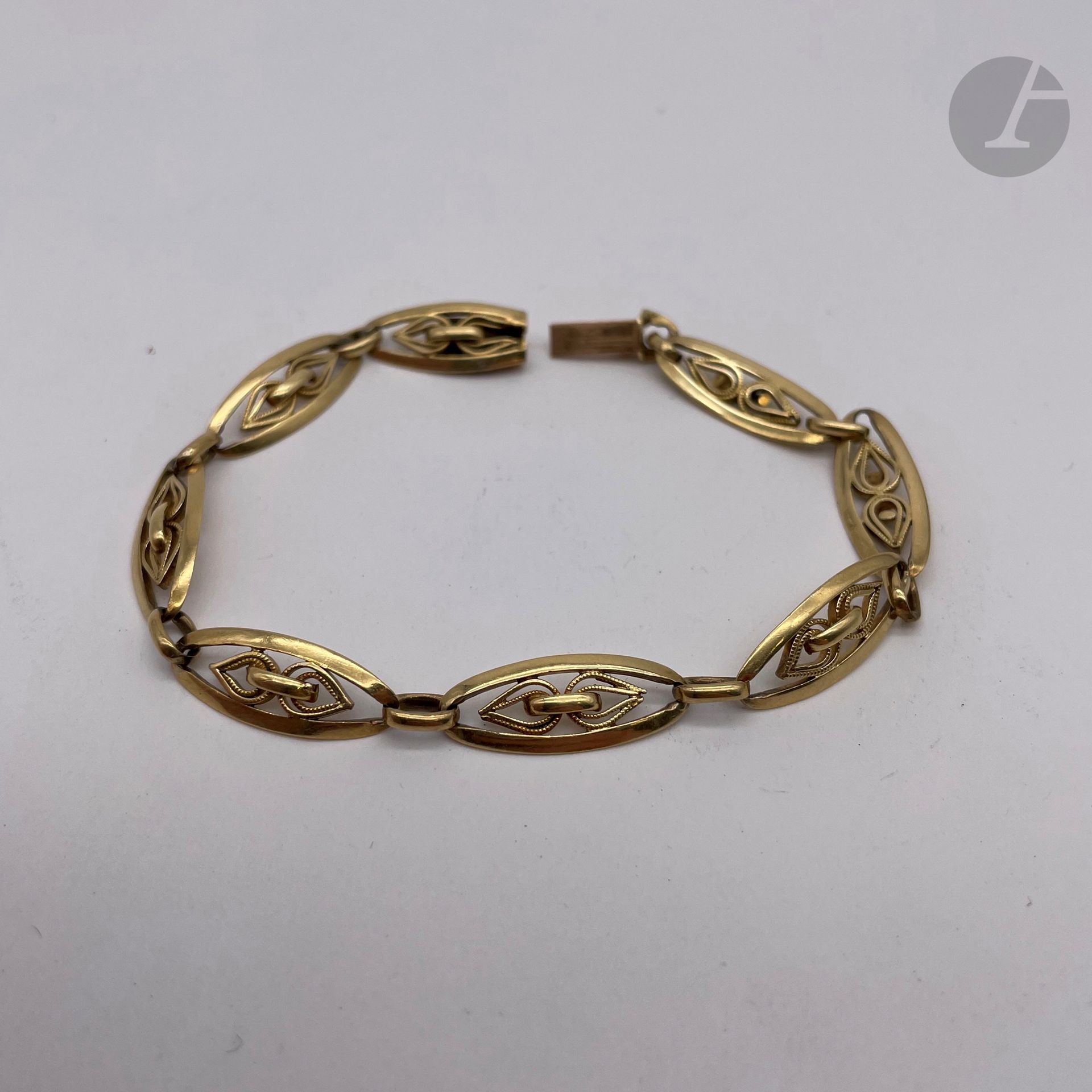 Bracelet articulé chaine de montre, en or (18K). Poids : 11,7 g