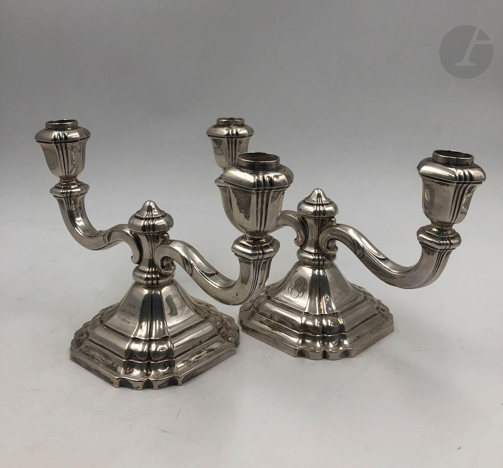 Paire de candélabres en argent à deux bras de lumières. Poids : 780 g



( inscription "10 mai ...." )