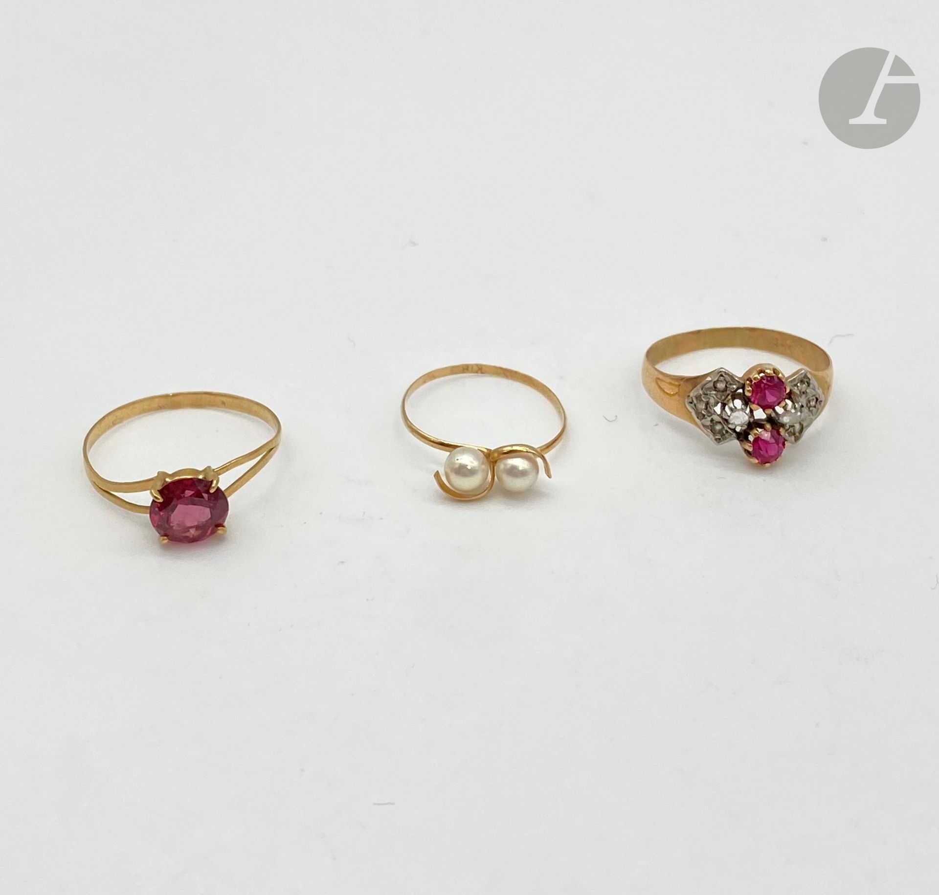Lot de bijoux en or (18K). Poids brut : 13,5 g

- un bracelet maillons gourmette

- une médaille "ange"

- trois petites bagues avec perles (T52), pierres rouges, brillants (T 55 x 2) 

