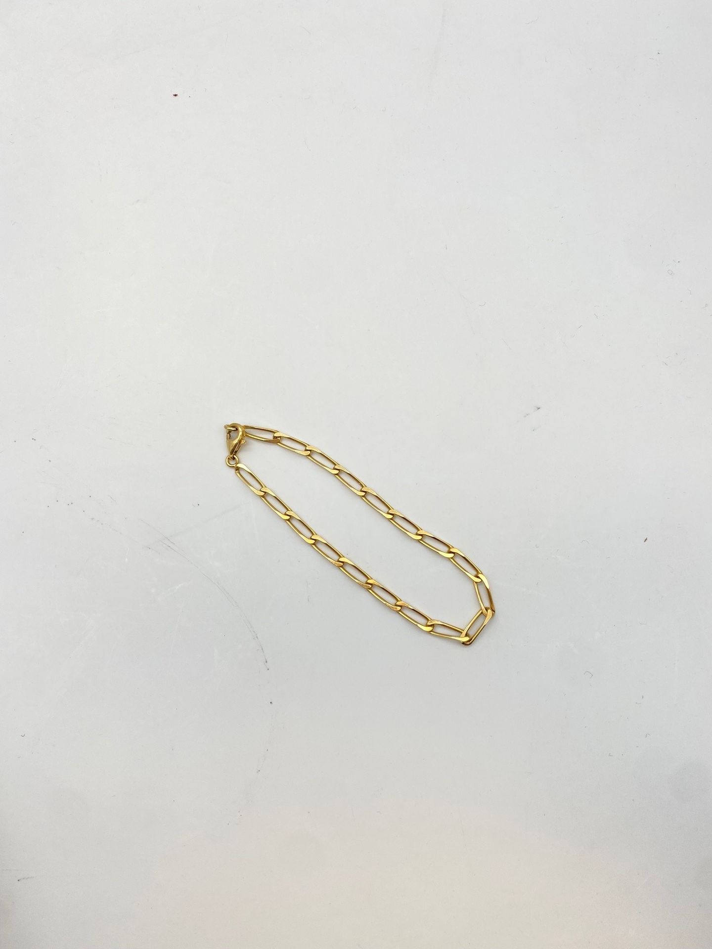 Bracelet souple, maillons allongés, en or(18K). Poids : 7,8 g

(Boite CHAPUT jointe).