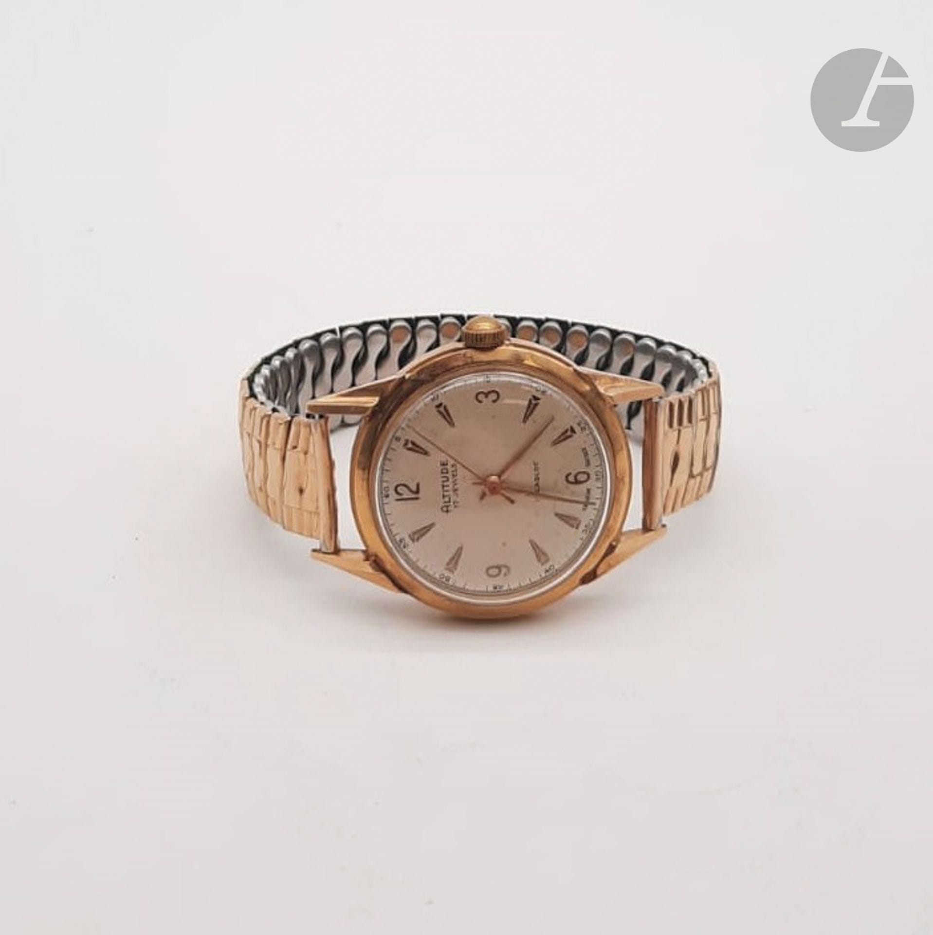 Montre bracelet d'homme boitier or (18K). Poids brut : 55 g

ALTITUDE - index baton formant les heures. Bracelet métal.

