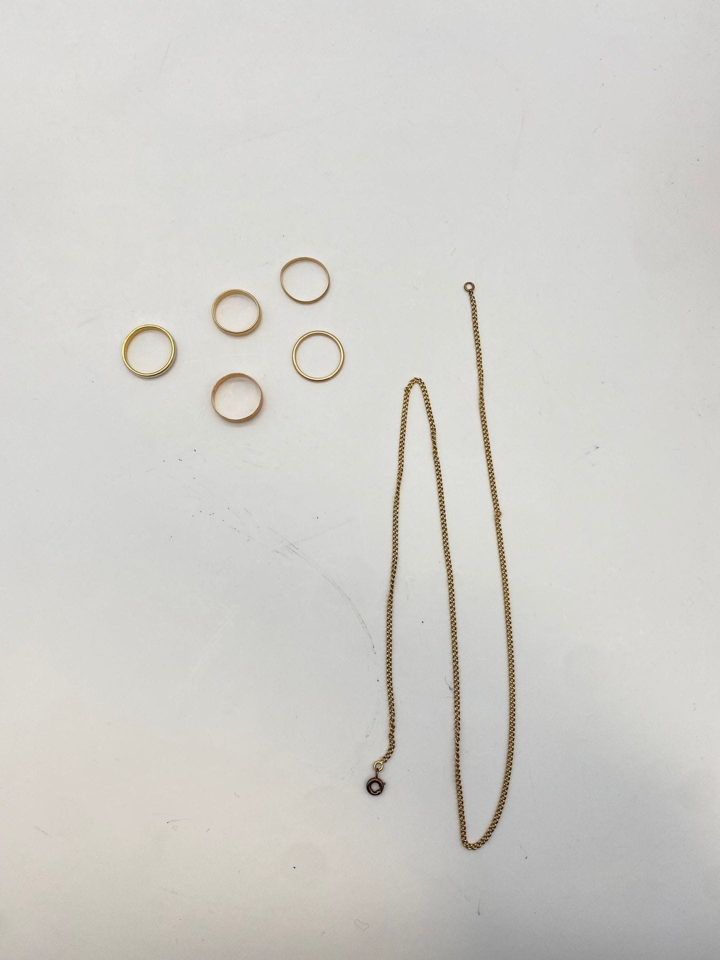 5 alliances et une chaine (51 cm), en or (18K). Poids : 15,6 g