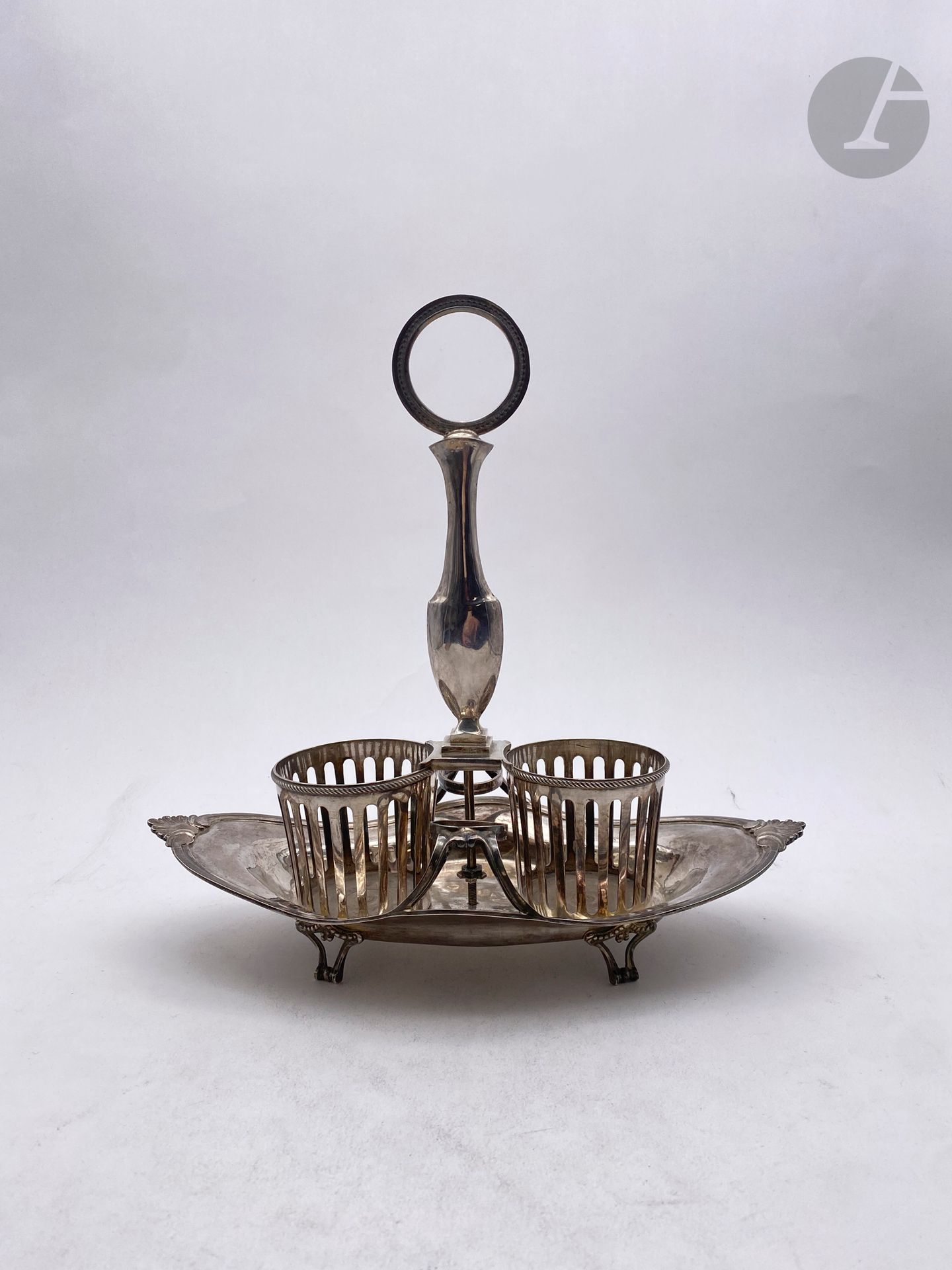 Paris 1786 - 1787



Monture d'huilier vinaigrier en argent, de forme barquette.



Poids : 610 g