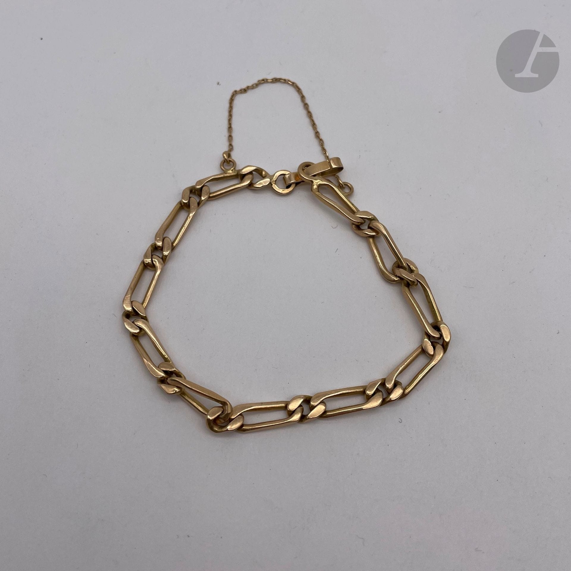 Bracelet gourmette en or (18K), maillons allongés. Poids  : 15,9 g
