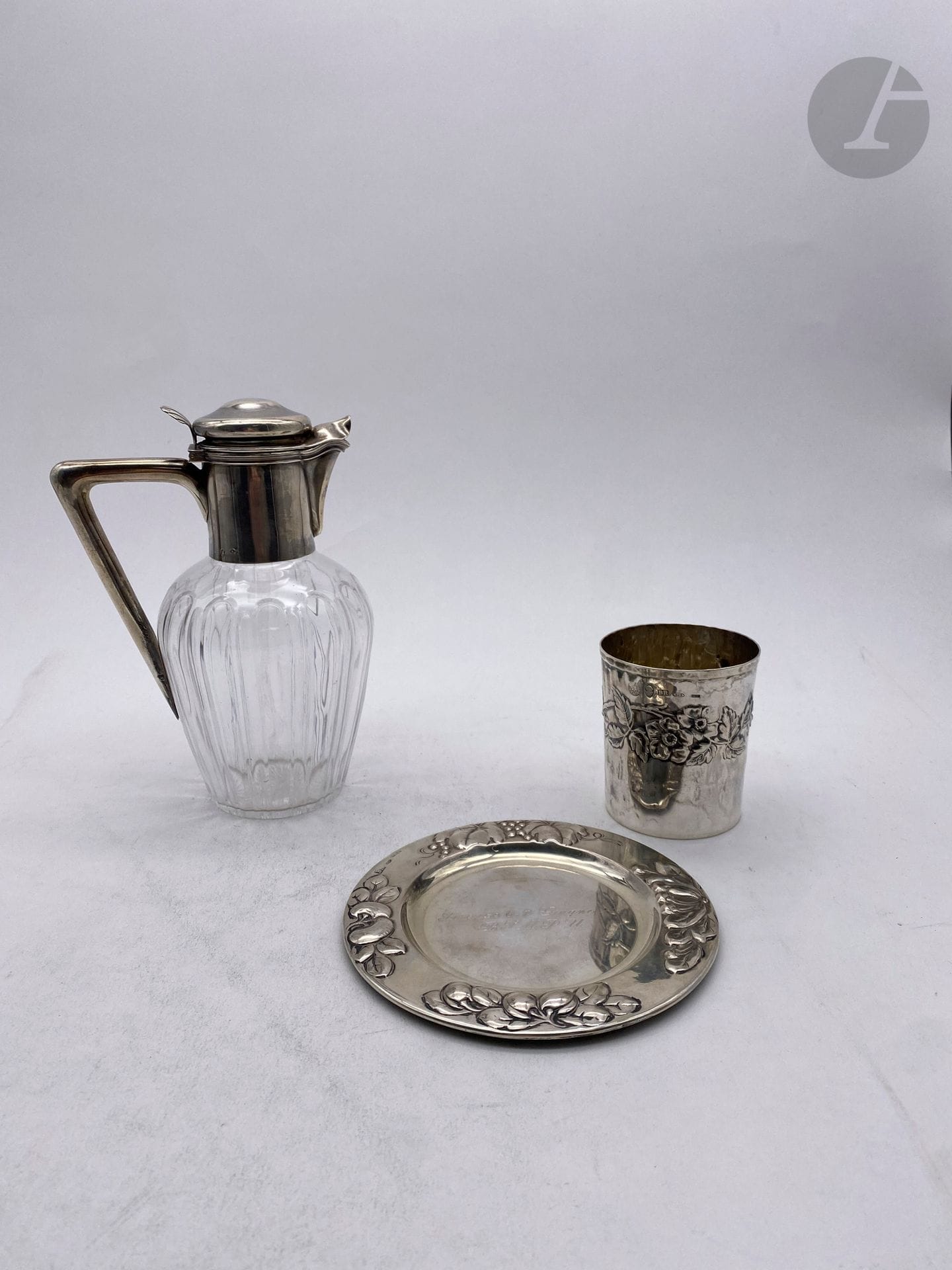 Lot en argent. Poids brut : 661 g



- une timbale et une soucoupe en argent repoussé



On joint une verseuse en cristal monture argent