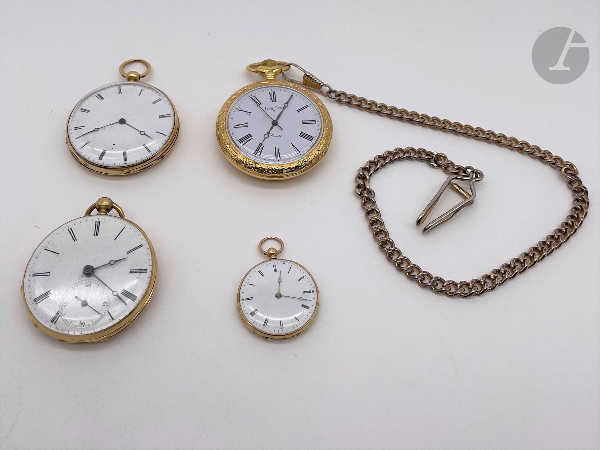 2 montres de poche et 1 montre de col, en or (18K). Poids brut: 123,5 g

- 1 montre de poche en or (18K). Poids brut: 57,6 g

(double paroie - cylindre 8 rubis)

- 1 montre de poche en or (18K). Poids brut: 50,4 g

(simple paroie - Bozzo & Cie - Aiguille - échappement à cylindre huit trous en rubis)

- 1 montre de col en or (18K). Poids brut: 15,4 g

(double paroie - Bozzo & Cie - échappement à cylindre huit trous en rubis)



On joint une montre de col et sa chaine en métal.

