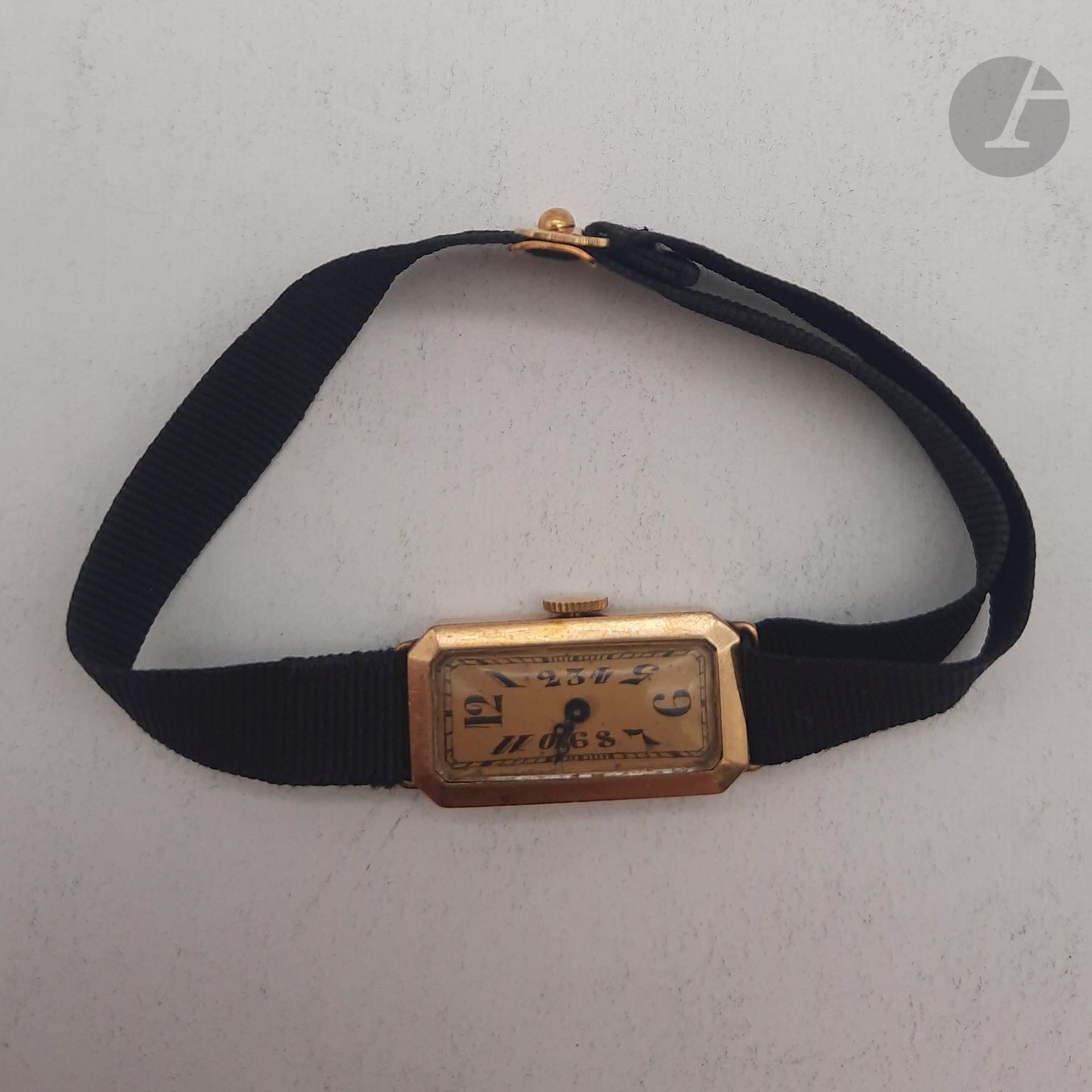 Montre de femme en or (18K), bracelet ruban noir Poids brut: 10,2 g