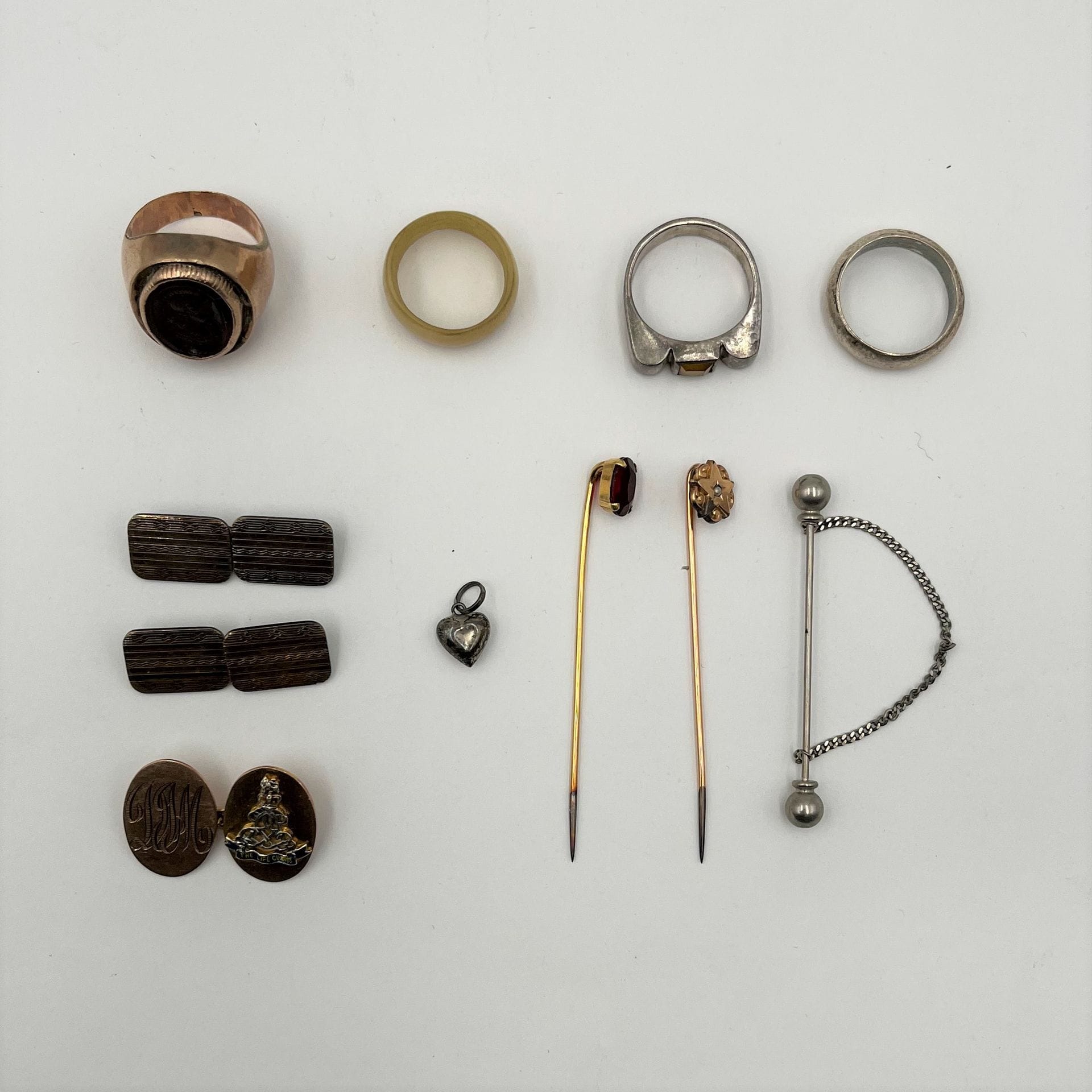 Lot de bijoux en argent et or:

- en argent. Poids brut: 15,6 g

(deux bagues, un pendentif coeur, une paire de bouton de manchette)

- en or (9K et 14K). Poids brut: 14,1 g 

(bouton de manchette chiffré, bague intaille, épingle pierre rouge)



On joint deux épingles en métal.