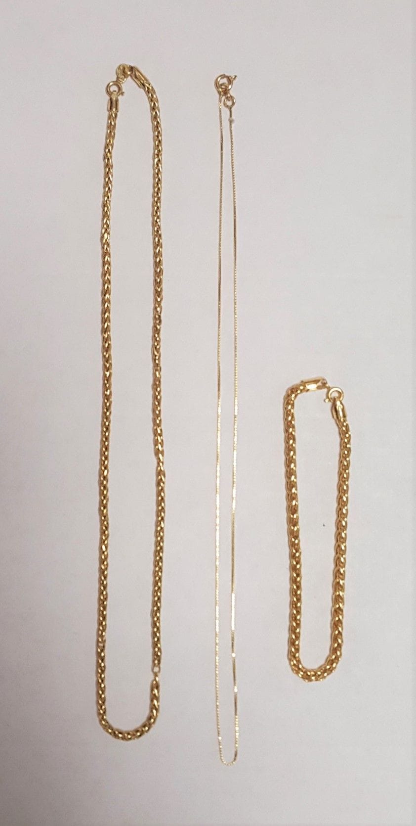 Parure (collier et bracelet) et fine chaine, en or (18K). Poids : 11,2 g

(Etui CHAPUT joint)
