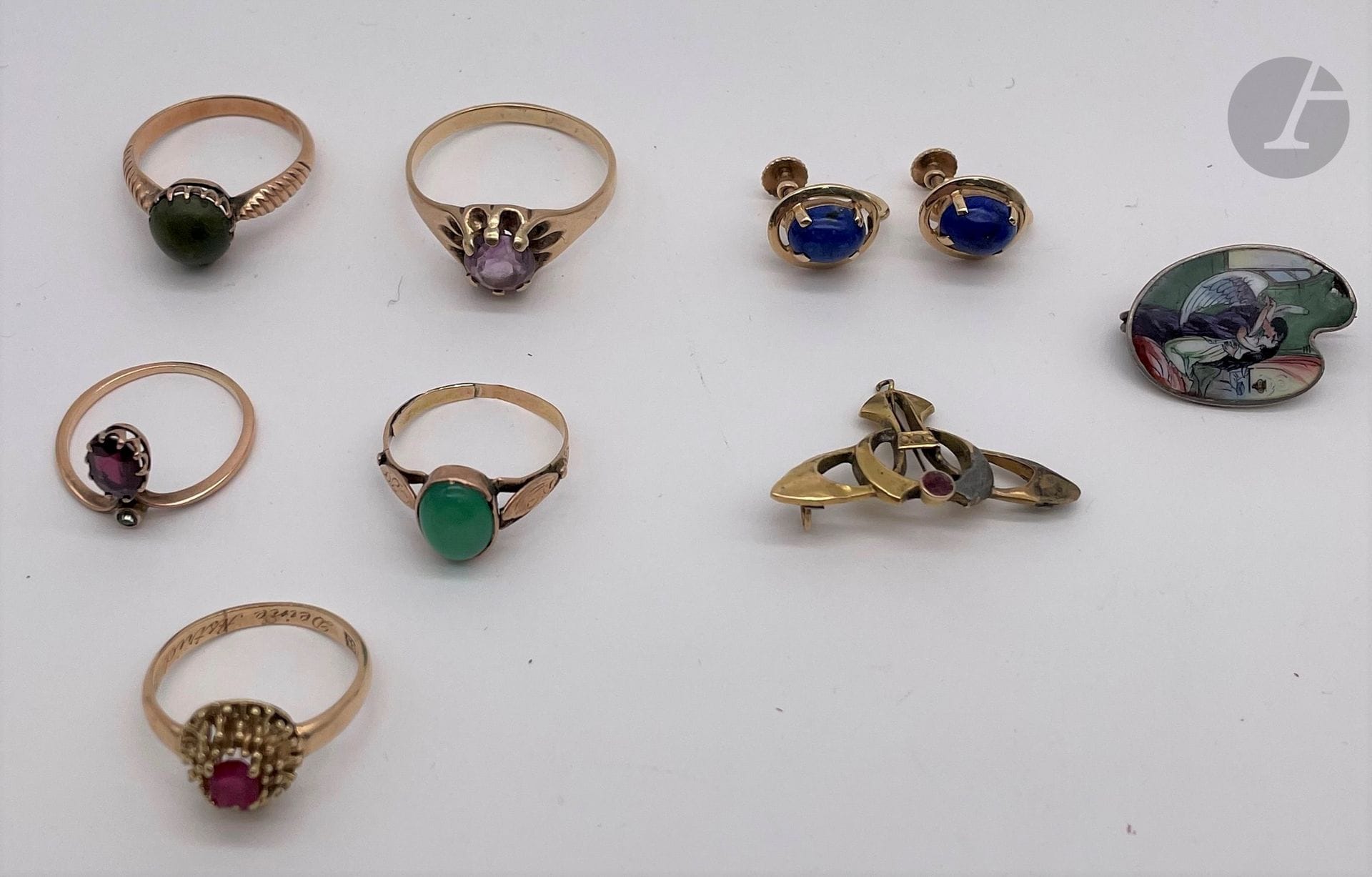 Lot de bijoux en or (14K). Poids brut : 22,3 g

- 1 paire de boucles d'oreille, clip pierres bleues. Poids brut: 4,1 g

- 1 broche art nouveau (accident). Poids brut: 1,9 g

- 5 bagues avec pierres de couleur. Poids brut: 16,3 g 



On joint une broche en argent et émail. Poids brut: 3,9 g