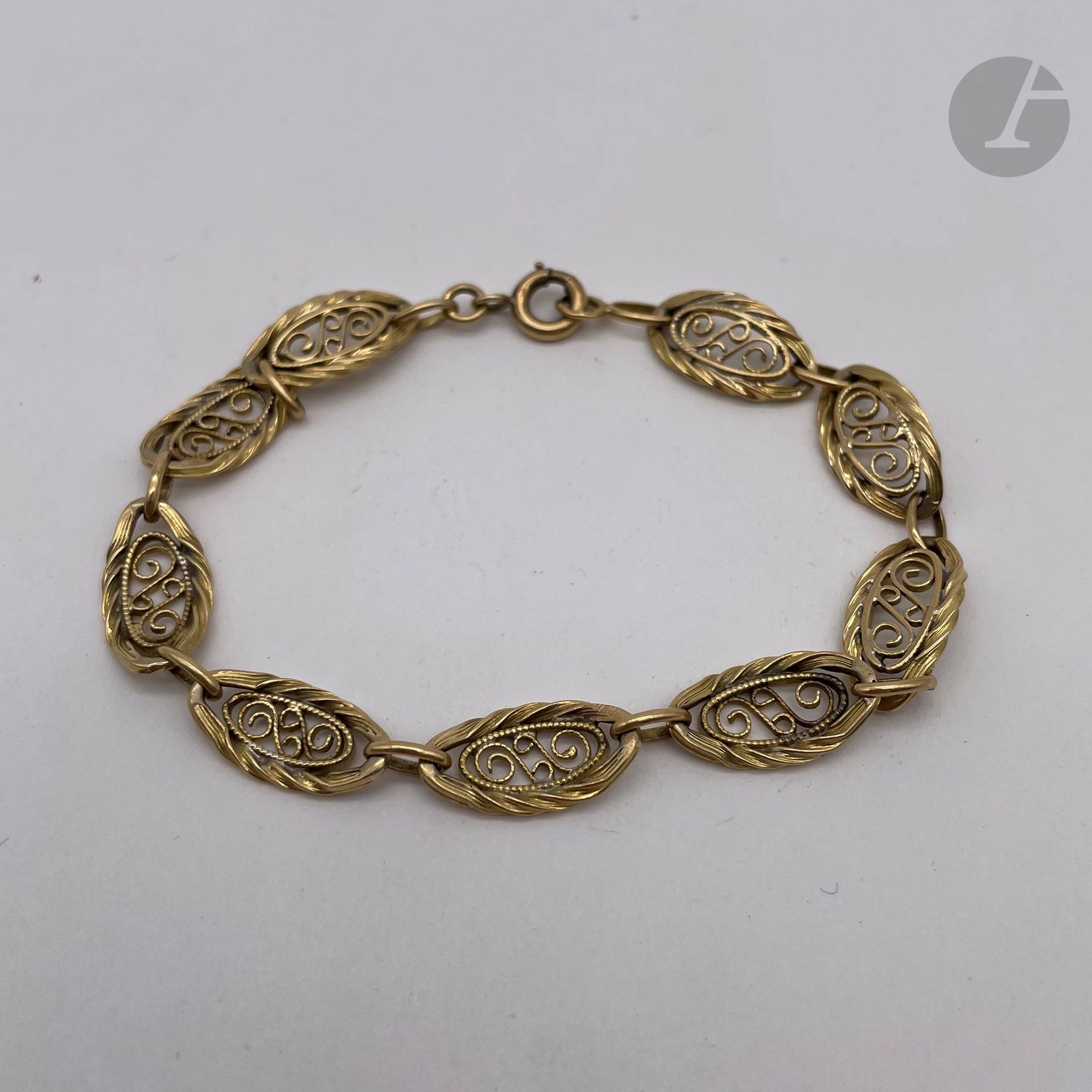 Bracelet articulé maillons ovales filigranés, en or (18K). Poids : 12,5 g
