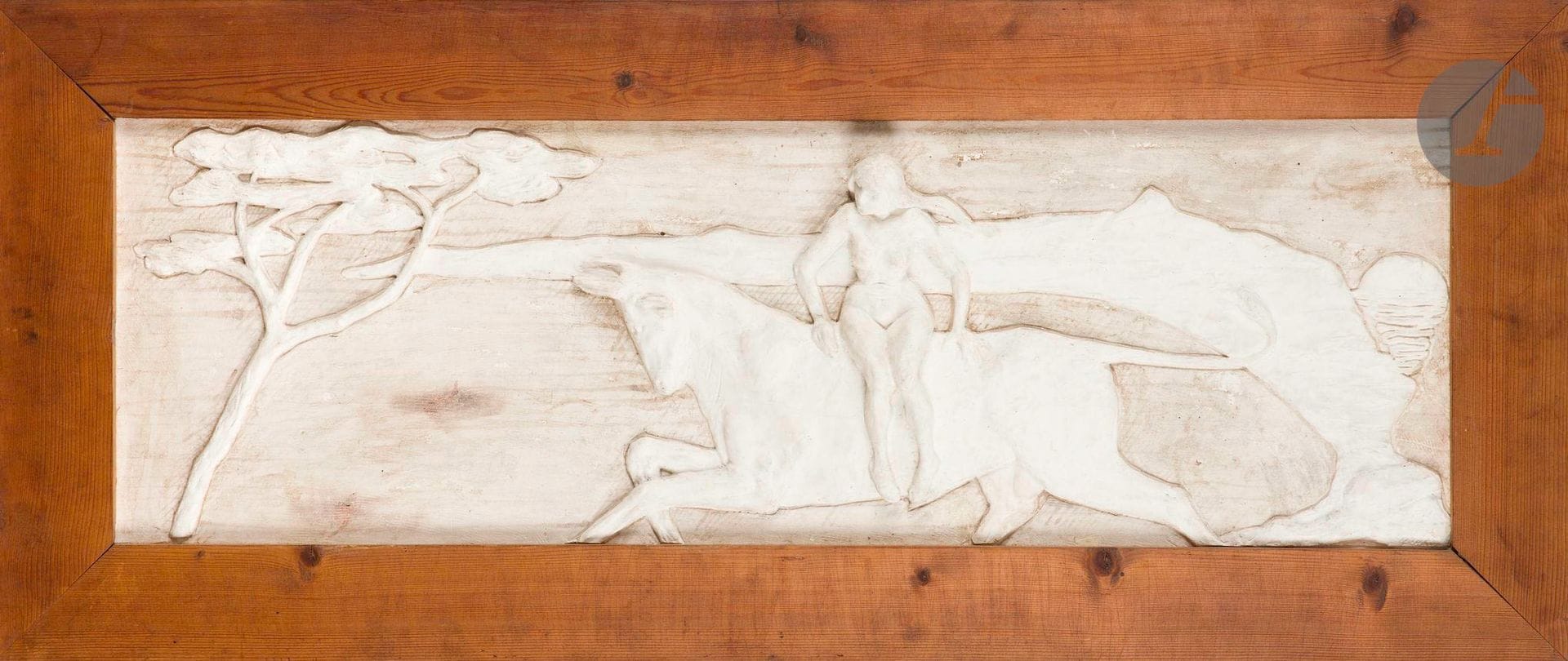 François-Rupert CARABIN (Saverne, 1862 - Strasbourg, 1932)
Le Printemps, vers 1905
Plâtre original rehaussé de lavis
Signé en bas à droite : « R Carabin »
Dim. : 32,3 x 98,7 cm (avec son cadre d’origine : 48,2 x 114,9 cm)

Littérature en rapport :
- L’Oeuvre  de Rupert Carabin : 1862-1932, Paris, Galerie du Luxembourg, 1974, modèle en étain répertorié sous le n°  156, p. 215.
- N. Lehni, E. Martin, François-Rupert Carabin : 1842-1932, Strasbourg, éditions Les Musées de la ville de Strasbourg, 1993, modèle en étain répertorié sous le n°  102, p. 103.


En 1905, François-Rupert Carabin réalise trois dessus de porte en étain sur le thème des saisons : une jeune femme assise sur un taureau incarne le Printemps, une femme moissonnant un champ figure l’Été et une femme sur un cep de vigne représente l’Automne. Cette série s’inscrit dans la pratique des arts décoratifs du sculpteur alsacien installé à Paris afin de fuir la guerre franco-allemande. Notre plâtre qui est sans doute une maquette préparatoire pour le Printemps présente les codes de l’Art Nouveau si appréciés aux prémices du XXe siècle visibles dans l’Œuvre de Carabin. 
