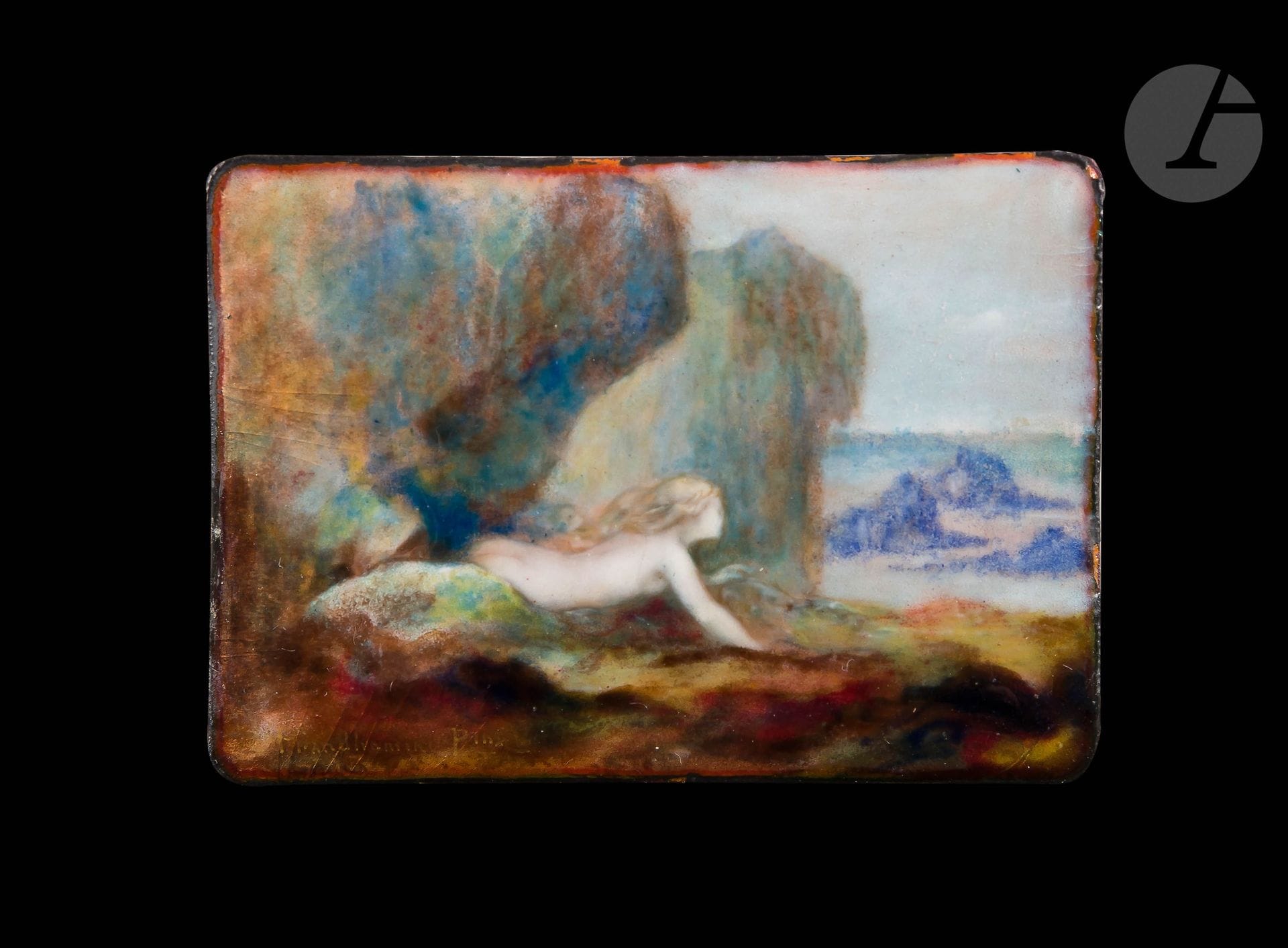 Paul Victor GRANDHOMME (Paris, 1851 - Saint-Briac-sur-Mer, 1944)
Nymphe au bord de l’eau
Plaque en cuivre à décor d’émaux peints et doré 
Signée en bas à gauche : « Grandomme Pinx » 
Dim. : 4,6 x 6,7 cm

Ce parisien initialement bijoutier se découvre une passion pour les arts du feu en lisant l’ouvrage fondamental de Claudius Popelin L’Art de l’Émail. Il apprend alors les techniques d’émaillage chez Gagneré, expose sa première œuvre en 1874 - un portrait émaillé néo-Renaissance - avant de gagner l’atelier de Puvis de Chavannes. Il intègre ensuite les ateliers parisiens les plus réputés dans cet art du feu, puis s’associe avec son élève Alfred Garnier en 1877. Les deux collaborateurs s’inspirent notamment d’œuvres de Gustave Moreau, comme l’a fait précédemment Frédéric de Courcy, tout en restant très attachés à la traditionnelle production des émaux peints limousins. Leurs tableaux peints associant à la fois la modernité de L’Art nouveau et l’inspiration de La Renaissance sont couronnés de succès. De nombreuses œuvres sont aujourd’hui conservées dans des institutions muséales.
