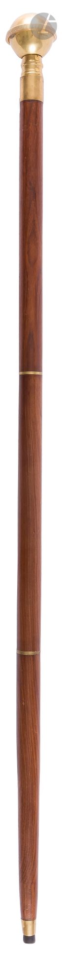 Cane with mahogany barrel of the type known as "Toulouse Lautrec", ringed of bronze.
Spherical knob unscrewing, discovering a place with glass vial and cork on spring.
Total length : 96 cm