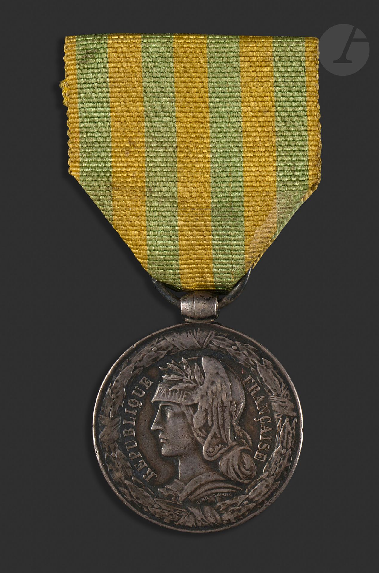 FRANCE
Médaille du Tonkin, Chine, Annam par Daniel Dupuis, instituée en 1885. 
Médaille pour l’armée de terre.
Argent, ruban.
T.T.B.