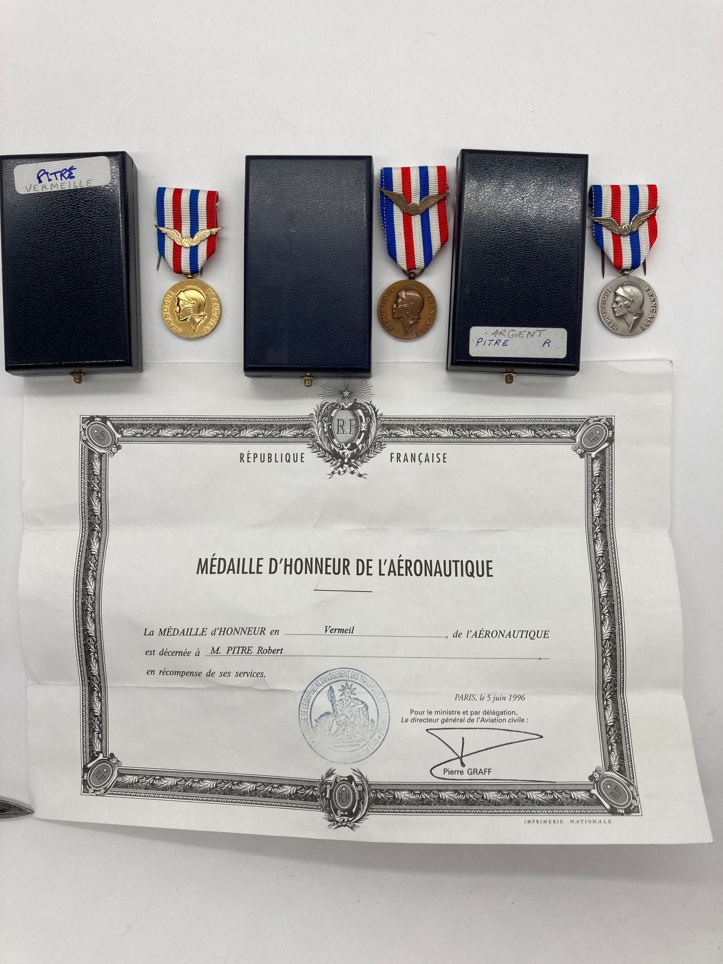 FRANCE 
Médaille d’honneur de l’aéronautique.
Trois médailles, de trois classes, bronze, argent et vermeil. Les trois attribuées à Robert PITRE.
Dans leurs écrins de la Monnaie de Paris.
Avec un brevet pour la médaille en vermeil (1996).
