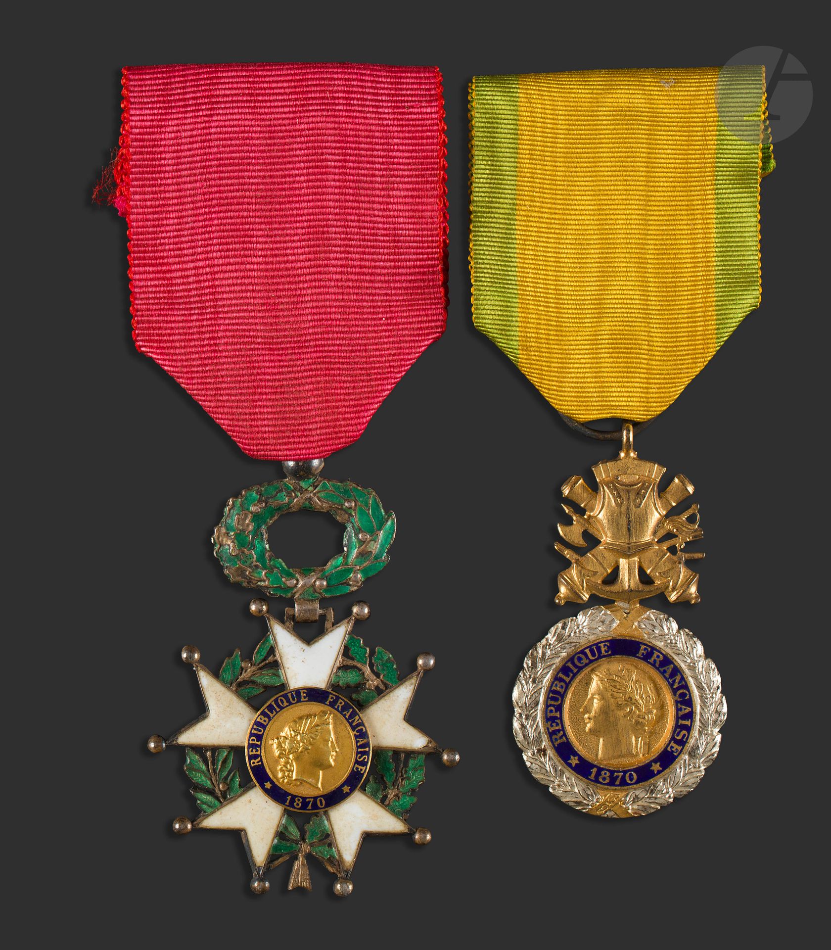 FRANCE
- Ordre de la Légion d’honneur. Étoile de chevalier IIIe République.
Argent, vermeil, émail, ruban. T.B. Coffret.
- Médaille militaire IIIe République. Argentée, dorée, émail, ruban. T.B. Boîte.