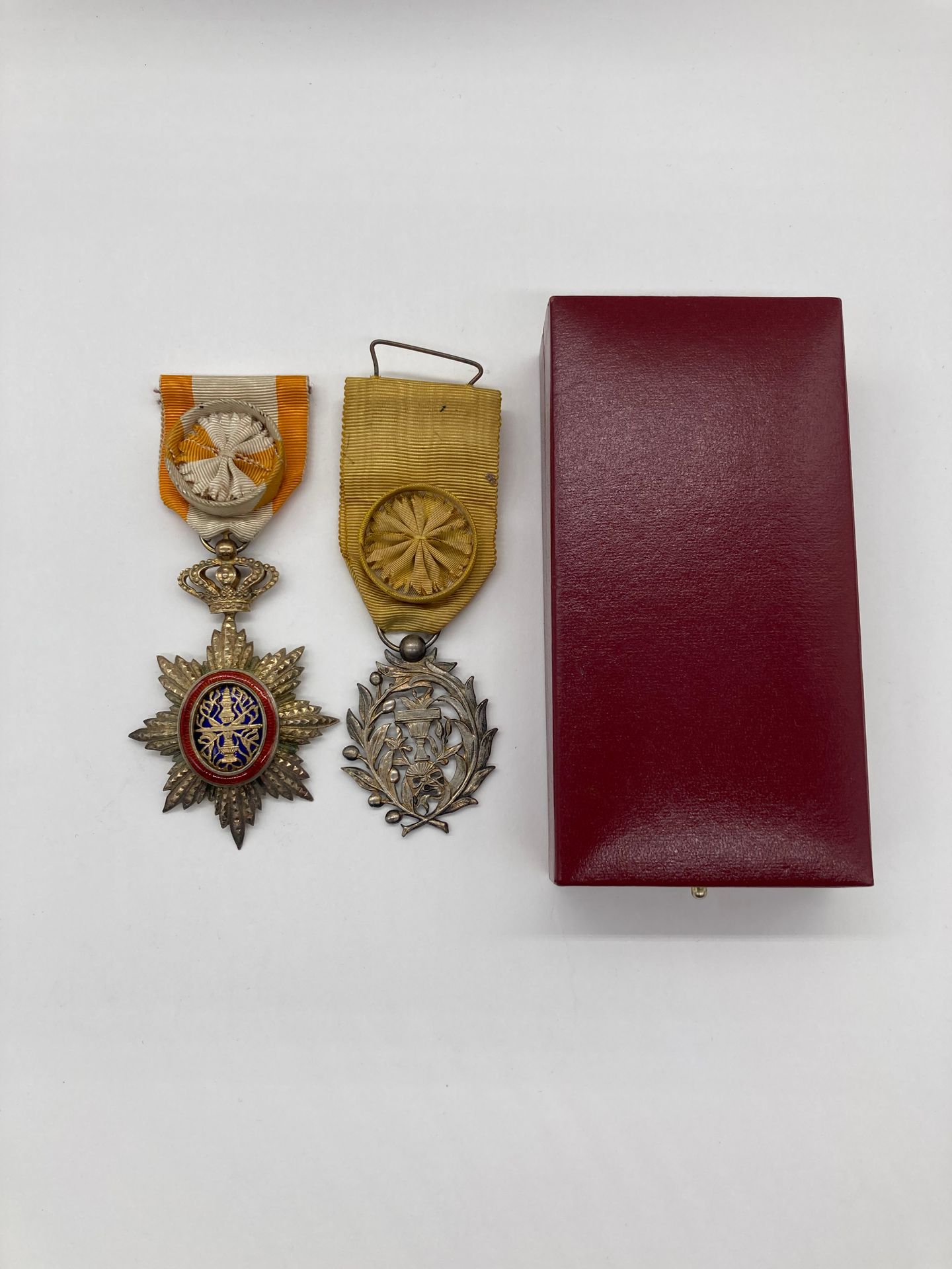 CAMBODIA 
ROYAL ORDER 
Knight's star in silver, vermeil and enamel. Ribbon with rosette of officer. 
Boar's head hallmark. 
80 x 49 mm - Gross weight : 25 g
T.T.B. 
An officer's badge of the order of the Muniséraphon is attached.