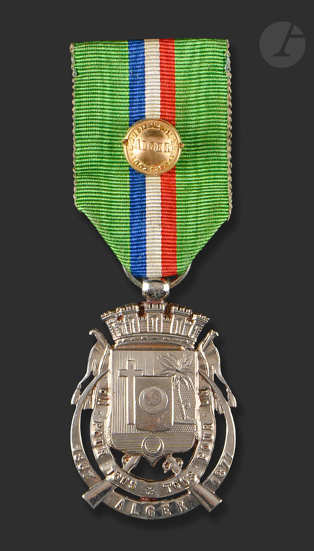 FRANCE 
Médaille de la Société de tir d’Alger (1867-1877).
En bronze argenté. 
Ruban, avec bouton d’attache de boutonnière et bouton de petit module, de la société de tir d’Alger cousu sur le devant. 
T.T.B.