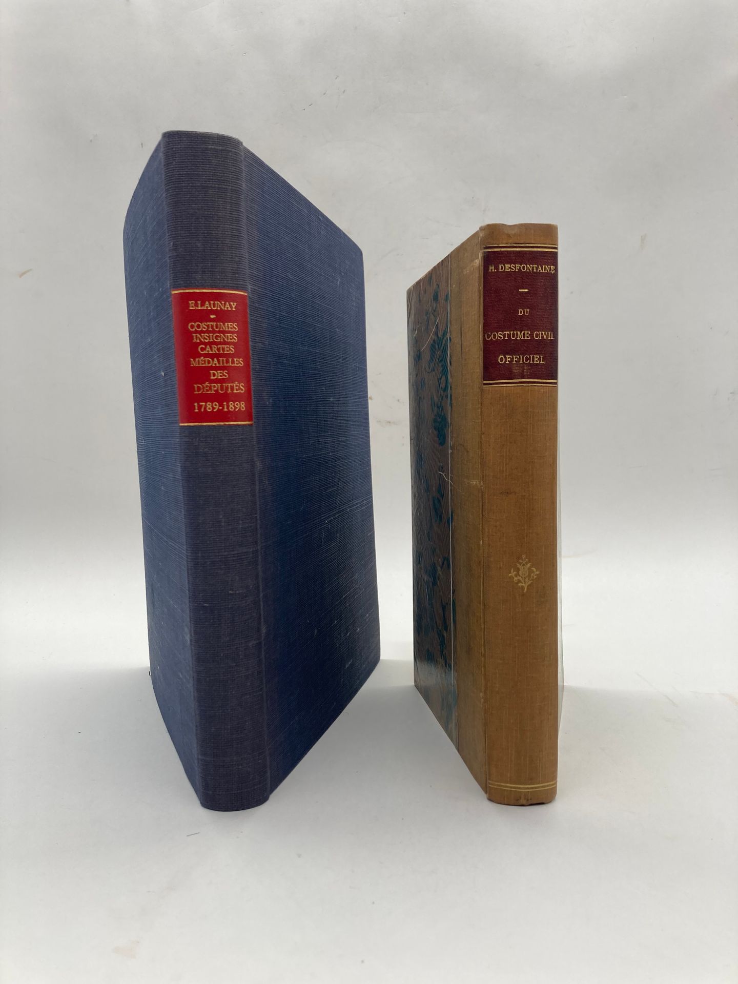 [HABIT OFFICIEL et DÉPUTÉS] 
2 volumes : 
- Defontaine, Du costume civil officiel et de l’uniforme militaire des officiers à la cour ou auprès des chefs d’état français depuis 1804 jusqu’à nos jours., Geoffroy, 1908. Avec carte de visite dédicacée de l’auteur. 
- LAUNAY, Costumes, insignes, cartes et médailles des députés (1789-1898). Motteroz, sd. Reliure toilée.