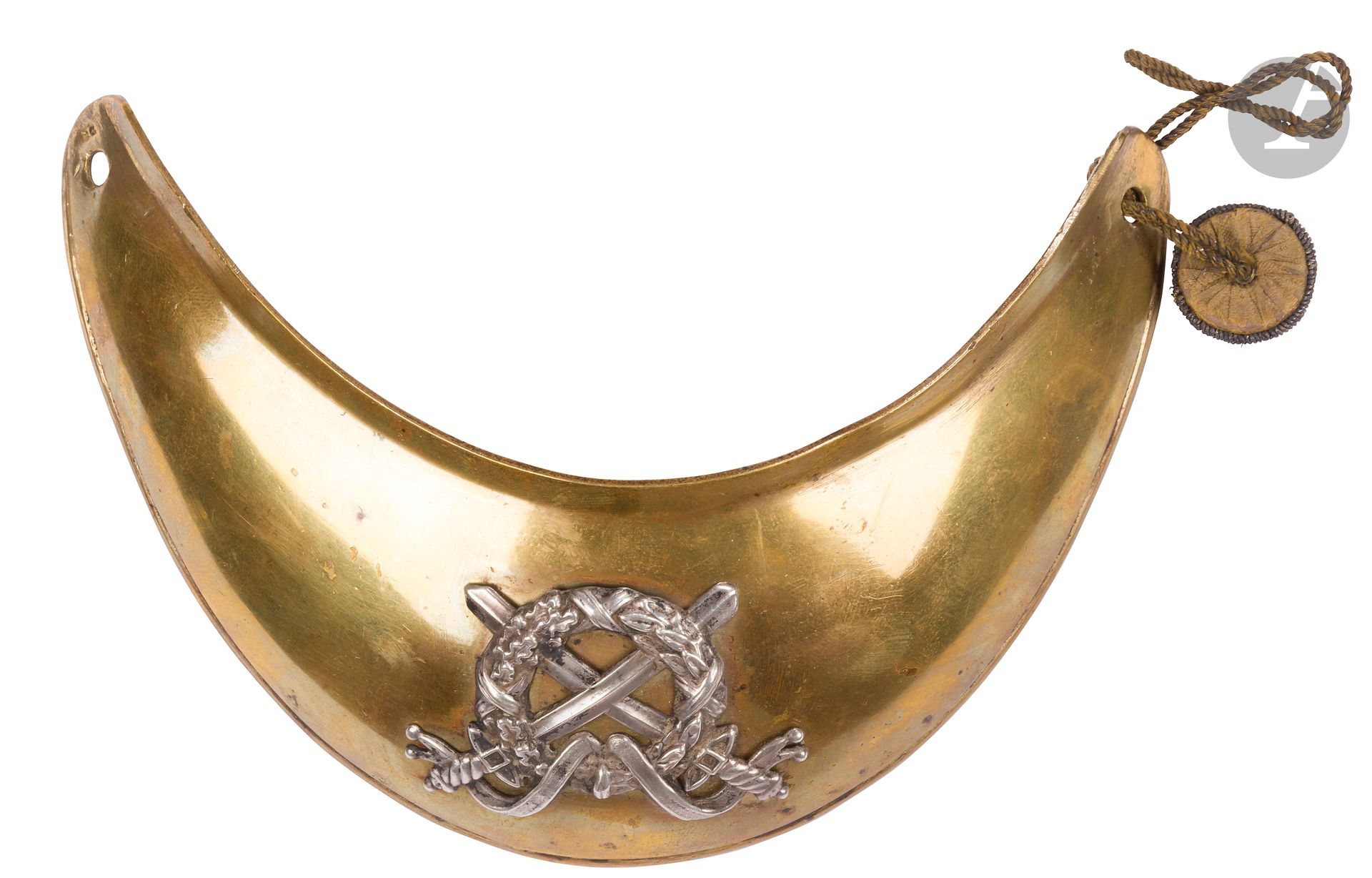 Hausse col d’officier de troupes à pied modèle 1872. 
En laiton. Motif en argent. 
Doublé de peau blanche. Avec ses boutons.
B.E.