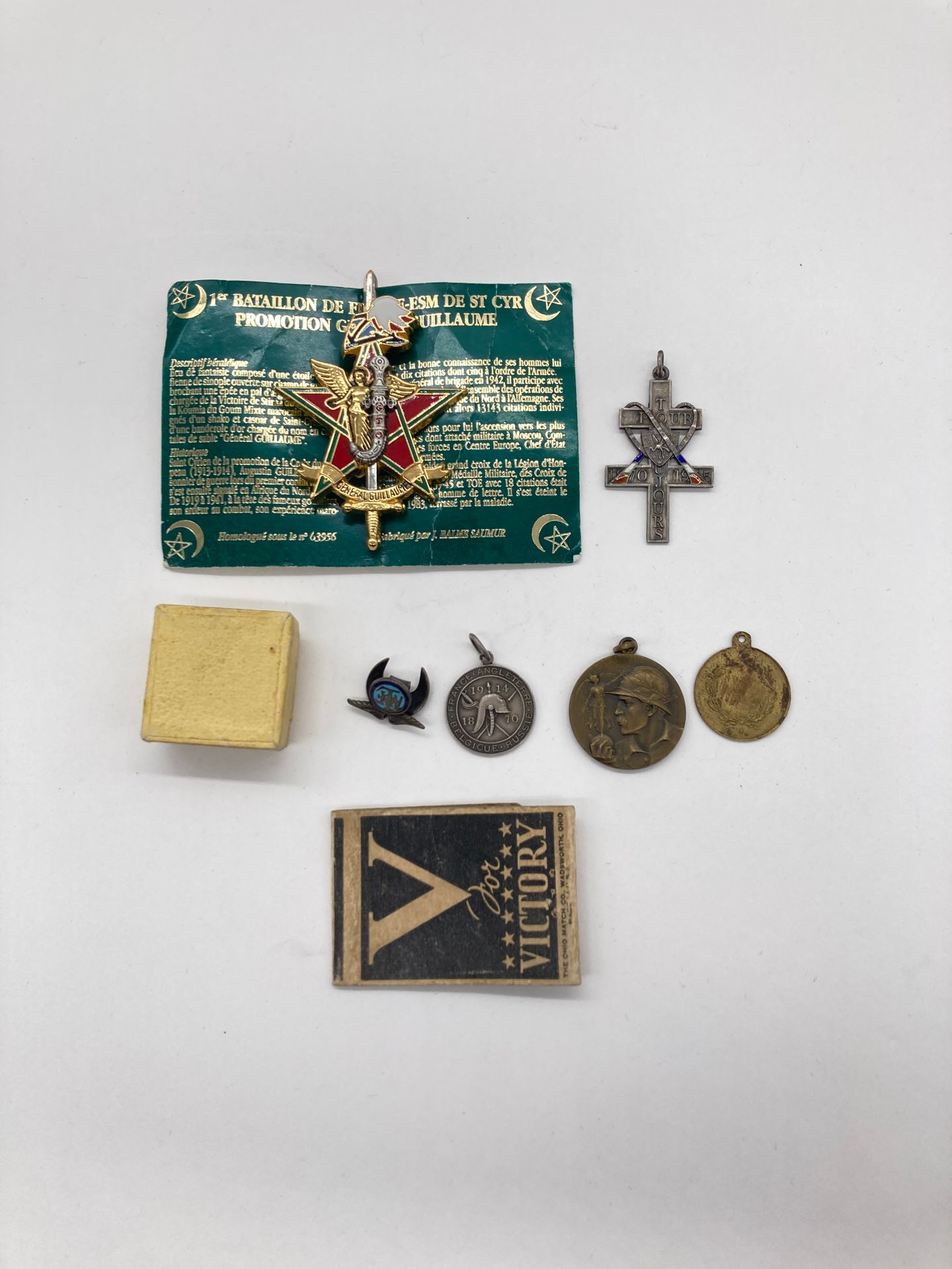 FRANCE
Quatre pendentifs, insignes de journée : 
« Pour toujours 1870-1915 », « Le Vainqueur » 
Argent, bronze. 
On y joint un insigne de promotion ESM Général Guillaume, un grattoir d’allumettes et un insigne de boutonnière. 
B.E. 1re Guerre mondiale.