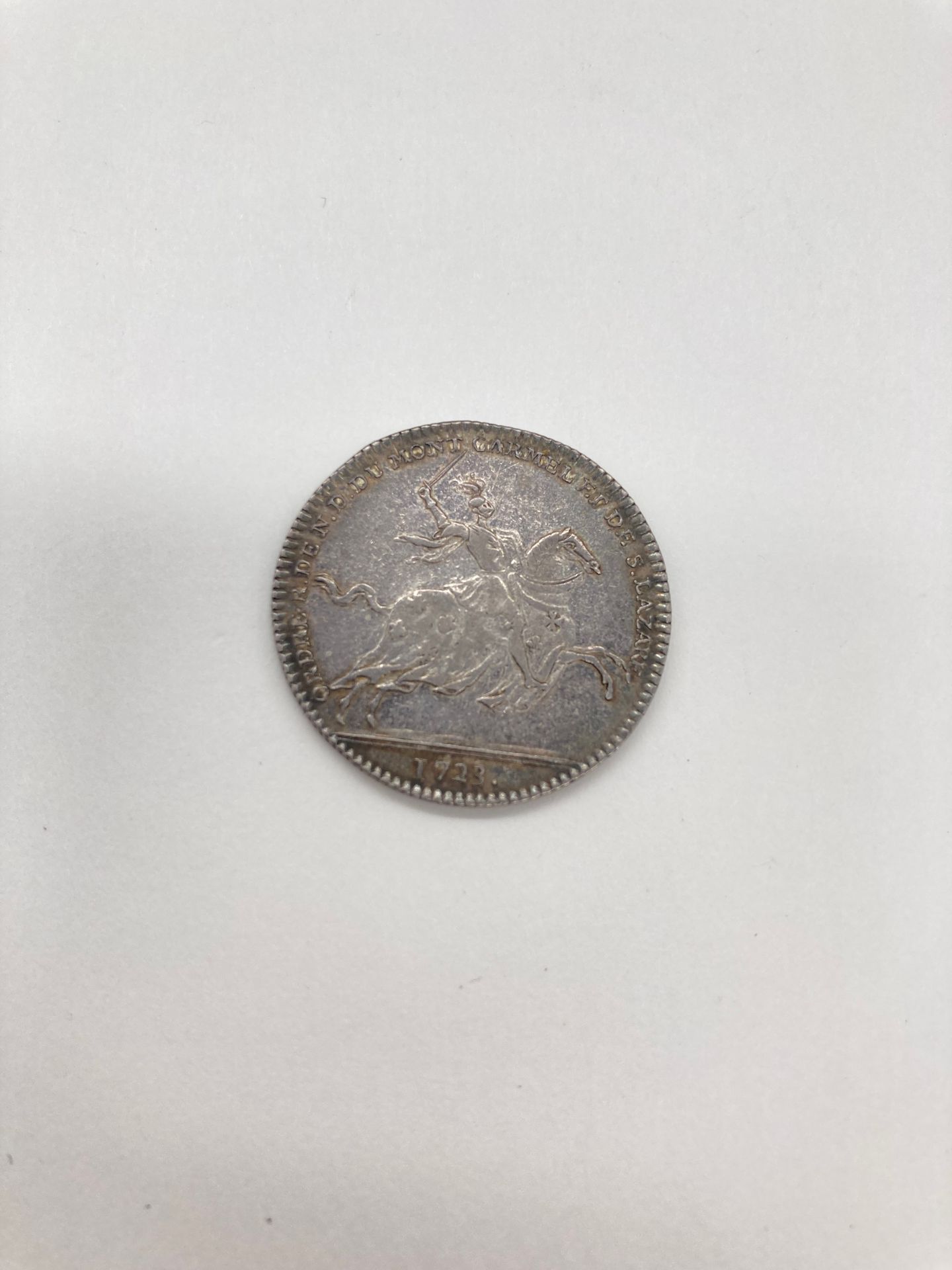 Louis Duc d’Orléans Grand Maitre de l’ordre de Saint Lazare et de Notre Dame du Mont Carmel
Jeton en argent, rond, daté 1723. 
29 mm - Poids net : 9,9 g
T.B. à T.T.B.