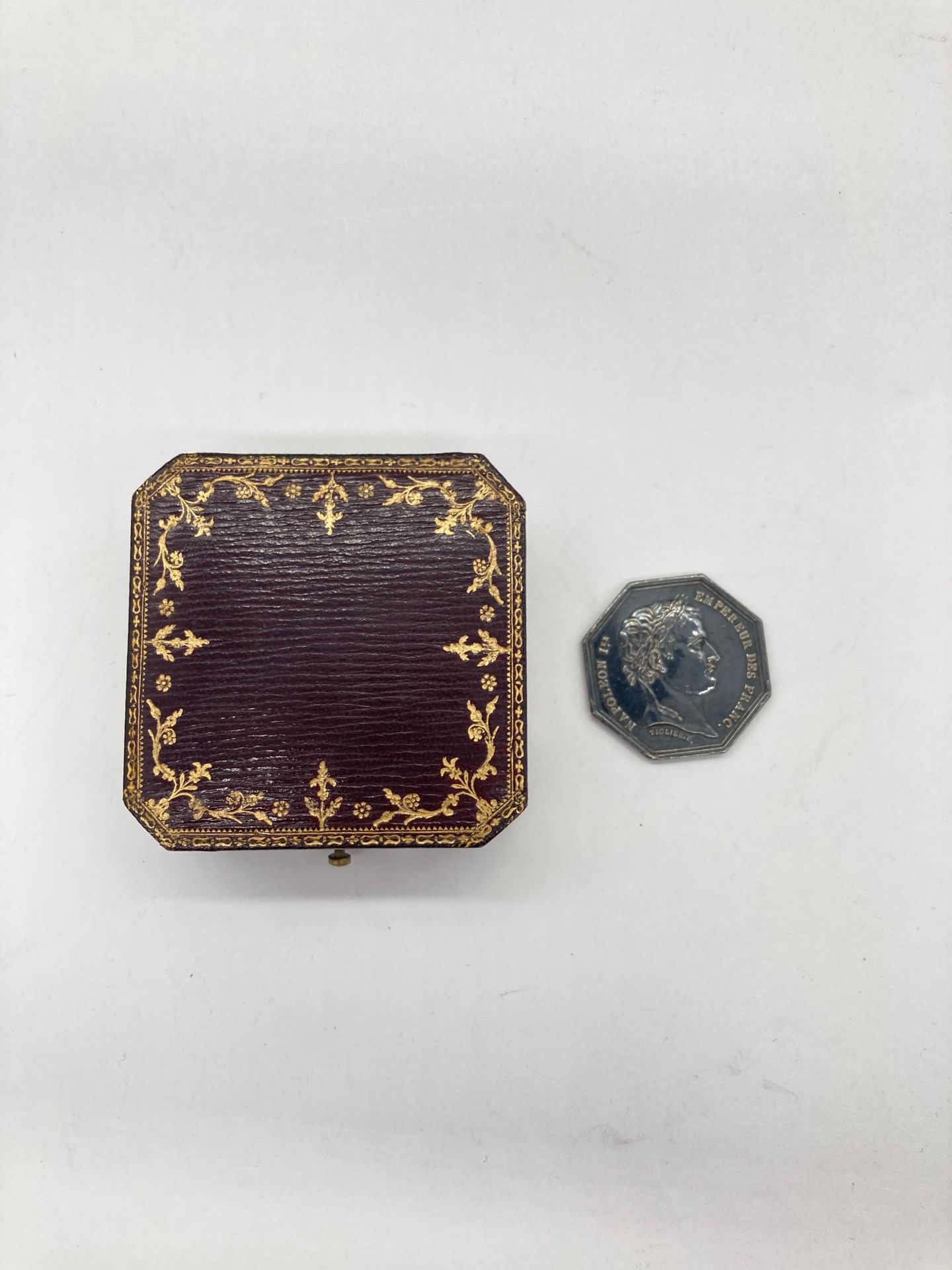 FRANCE
Napoléon Ier Empereur des Français d’après Tiolier. F.
Jeton octogonal en argent.
Revers : Electis Fidite Commissaires-Priseurs à Paris.
Diamètre : 35 mm
T.T.B.
Dans son écrin en maroquin décoré à l’or au petit fer.