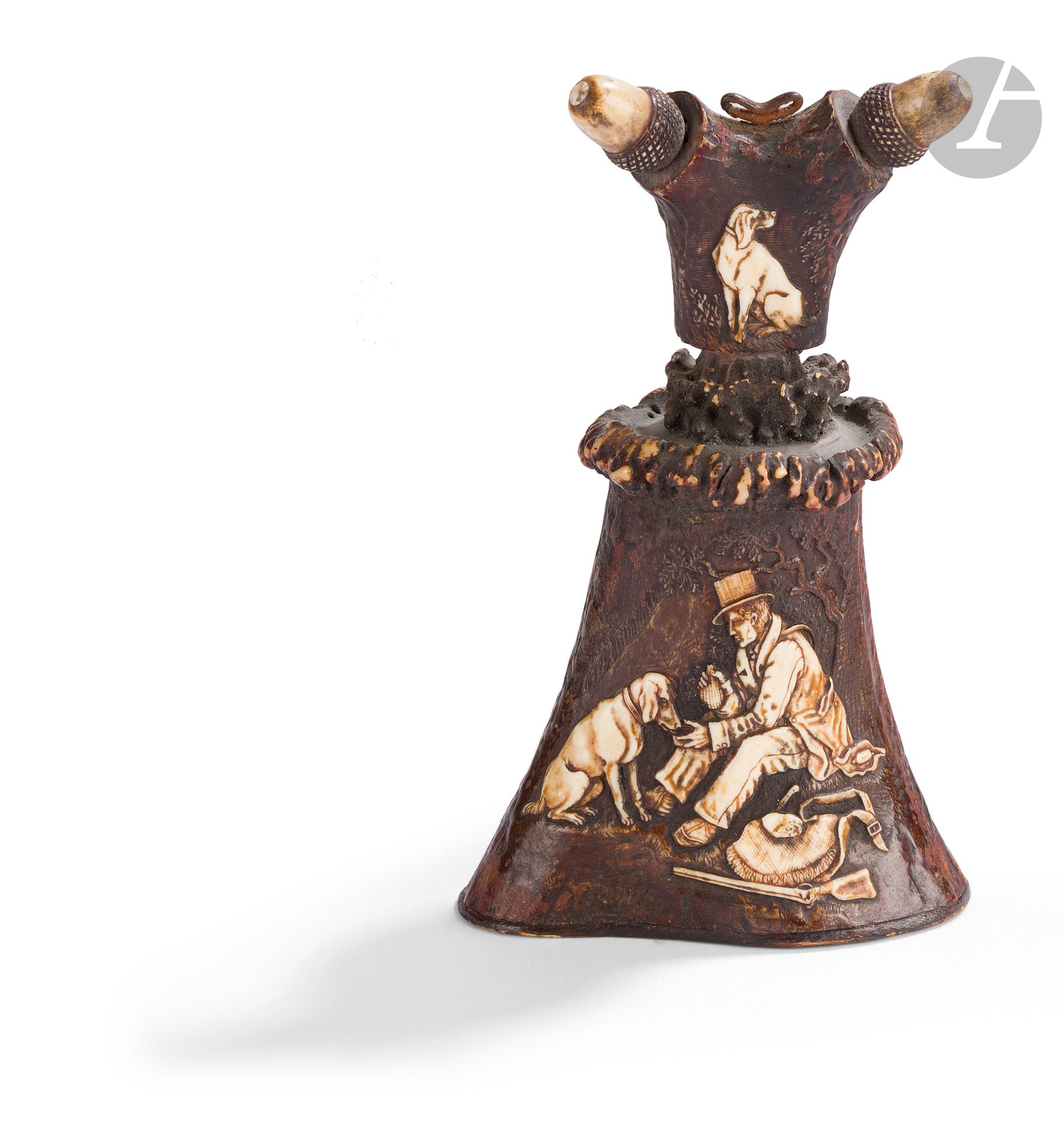 Beautiful powder flask in raw deer wood.
Carved in relief on the cap of a seated dog, grip with two acorns.
On the body of a seated hunter, petting his dog.
T.B.E. Germany. Late 19th century.